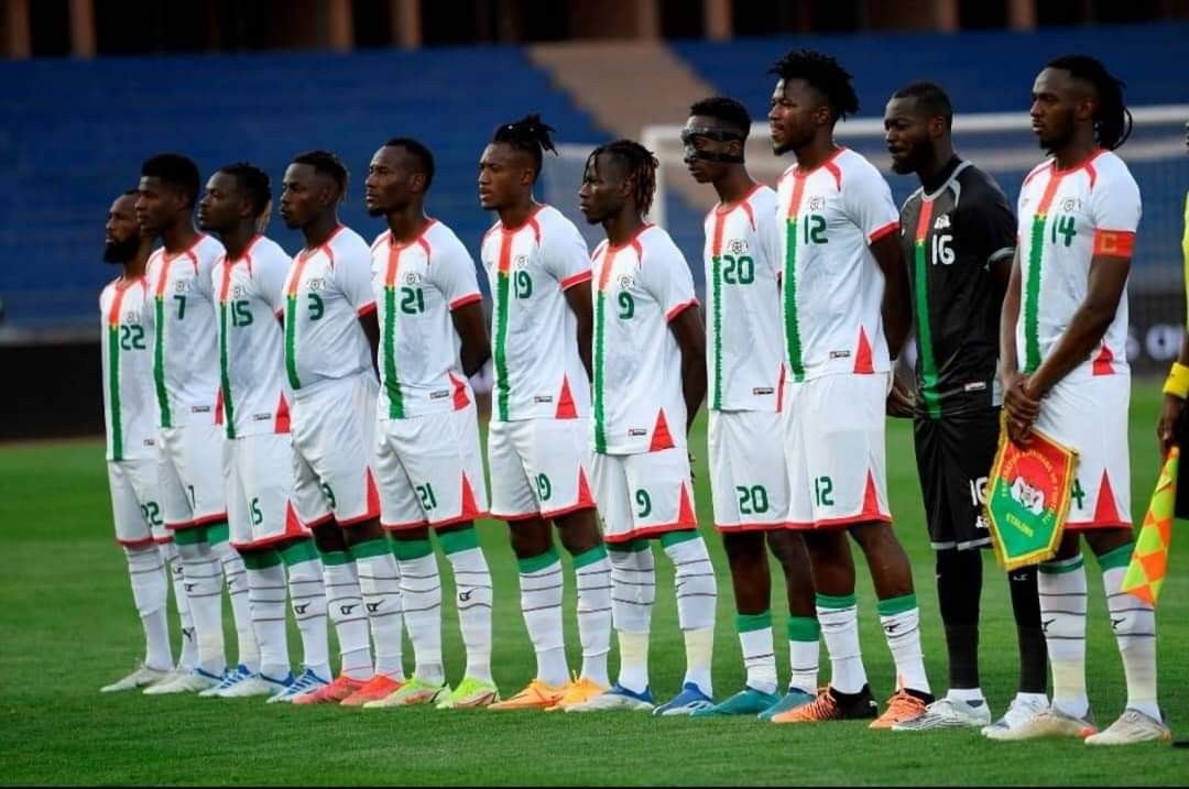 Quatrième Image de Football. L'Algérie, le Maroc et la Guinée ont décliné l'offre d'être logés dans les infrastructures prévues par la Côte d'Ivoire pour la CAN 2023. Le Maroc aurait préféré choisir son propre hôtel à San Pedro, financé personnellement, tout comme l'Algérie qui a opté pour un établissement proche du stade, afin de se retrouver isolée de ses adversaires. De même, la Guinée a jugé l'hôtel parlementaire de Yamoussoukro trop grand pour ses besoins et a donc recherché un autre hébergement. Voilà maintenant que le Burkina à son tour décline la proposition d'être logée dans une cité CAN. Cette fois ci il serait question d'infrastructures. Le Burkina Faso a donc pris la résolution de loger son équipe à ses propres frais hors de la Cité CAN de Bouaké. Que se passe t-il réellement avec les cités alors que les images laissent paraître des locaux de haut standing ?