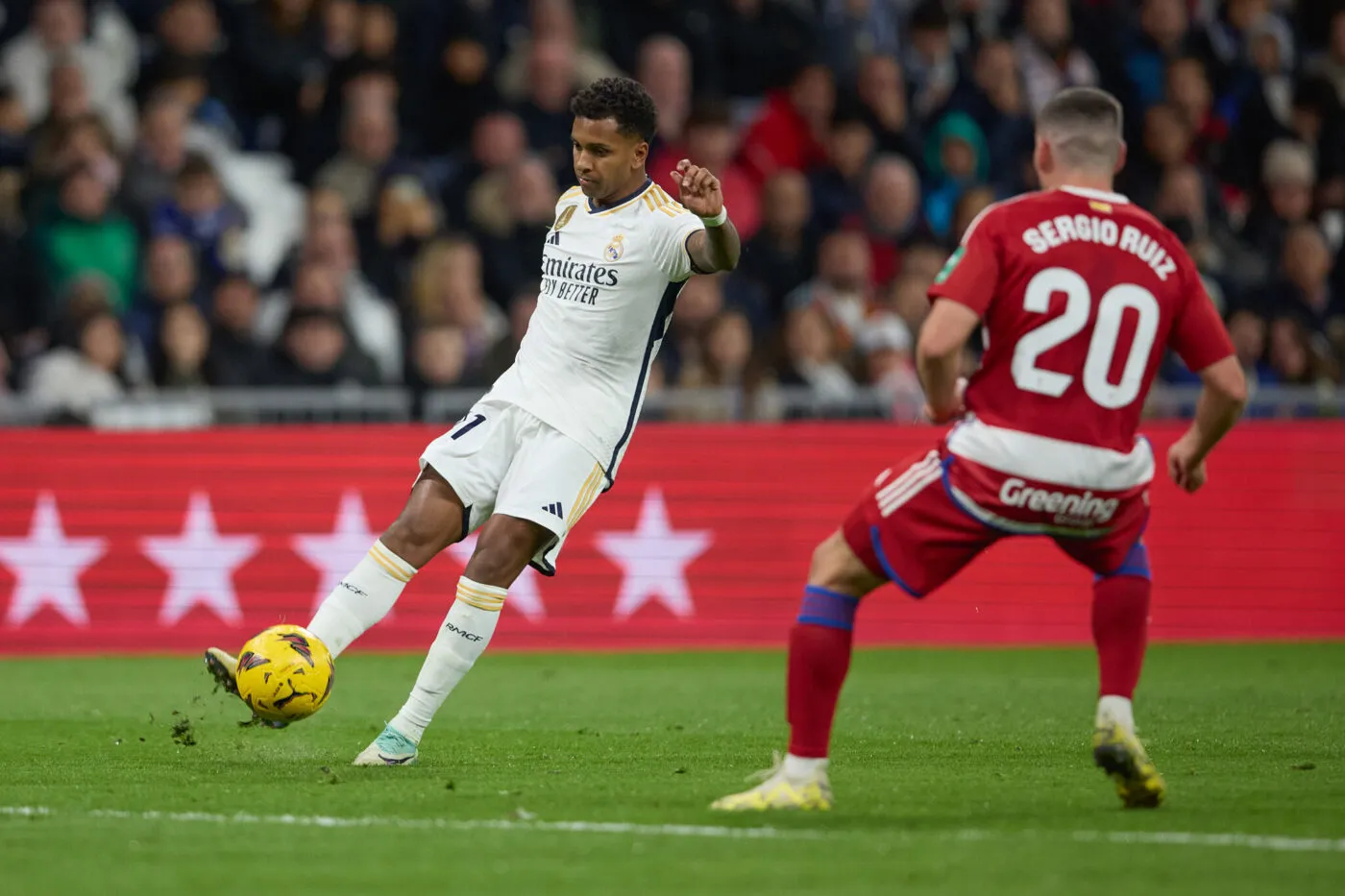 Image de Football. Le monde du football est en ébullition alors que le Real Madrid dévoile son alignement de départ pour le prochain match crucial contre Grenade en Liga. Les yeux sont rivés sur l'Estadio Santiago Bernabeu, Madrid, Espagne, où les Merengues chercheront à consolider leur position en tête du classement. L'équipe de Zinédine Zidane présente une formation solide avec des noms familiers et quelques changements notables. L'alignement du Real Madrid pour cette rencontre cruciale comprend Andriy Lunin en tant que gardien de but, avec une défense composée de Dani Carvajal, Antonio Rudiger, David Alaba et Ferland Mendy. Au milieu de terrain, Toni Kroos est associé à Jude Bellingham et Federico Valverde. La ligne d'attaque voit Brahim Diaz, Joselu et Rodrygo Goes prêts à déclencher des étincelles. L'absence de Luka Modric dans le XI de départ suscite des questions, laissant place à Dani Ceballos pour occuper le milieu de terrain. En face, l'équipe de Grenade présente un XI encore à confirmer, avec des joueurs tels que Ferreira, Ricard, Miquel, Torrente, Neva, Petrovic, Gumbau, Villar, Bryan, Uzuni et Boye susceptibles de figurer dans la composition finale. Les regards sont tournés vers la manière dont ils vont s'opposer à la puissance offensive du Real Madrid et s'ils peuvent créer des opportunités pour surprendre l'équipe adverse. Les analystes du football anticipent un match où le Real Madrid, bien que fatigué, devrait l'emporter de manière confortable. Cette victoire exercerait une pression supplémentaire sur leurs rivaux du FC Barcelone, qui devront affronter l'Atletico de Madrid demain dans un match qui s'annonce intense et difficile pour les hommes de Xavi Hernandez. L'histoire récente des confrontations entre le Real Madrid et Grenade suggère que les Merengues ont souvent eu le dessus. Cependant, dans le football, tout peut arriver, et Grenade pourrait bien surprendre en créant des opportunités et en exploitant les faiblesses potentielles de l'équipe adverse. Alors que les supporters se préparent pour l'affrontement, les spéculations sur le résultat du match et ses implications dans la course au titre de la Liga sont nombreuses. Une victoire du Real Madrid renforcerait leur position de leader, tandis qu'une défaite pourrait offrir une chance à leurs rivaux de réduire l'écart. Les enjeux sont élevés, et chaque moment du match sera scruté de près par les amateurs de football du monde entier. La date du match est fixée au 12 février 2023, avec un coup d'envoi prévu à 18h30 CET (12h30pm EST). Les fans auront plusieurs options pour suivre l'action en direct, que ce soit à la télévision ou en streaming. Les diffuseurs tels que Movistar La Liga, LaLiga, ABC, et ESPN+ offriront une couverture exhaustive du match, permettant aux supporters du monde entier de ne rien manquer de l'action palpitante. Il est intéressant de noter que les partenariats d'affiliation de Managing Madrid avec des entités telles que Vox Media ne compromettent pas l'intégrité éditoriale du contenu. Cependant, cela souligne la nature diversifiée des sources de financement dans le monde du journalisme sportif. Les commissions potentielles pour les produits achetés via des liens d'affiliation contribuent à soutenir le travail journalistique, assurant ainsi une couverture continue et de qualité pour les amateurs de football. Alors que le match approche, les attentes montent, et les discussions sur les performances probables des joueurs, les tactiques envisagées par les entraîneurs et les retombées possibles du résultat se multiplient. Les supporters expriment leur passion sur les réseaux sociaux, les forums de discussion et les bars sportifs du monde entier, créant une atmosphère électrique qui accompagne souvent les grands affrontements du football. En conclusion, le match entre le Real Madrid et Grenade en Liga promet d'être une rencontre captivante, riche en suspense et en moments mémorables. Les supporters sont impatients de voir comment les événements se dérouleront sur le terrain, et les ramifications de ce match pourraient être ressenties tout au long de la saison. Alors, dans quelle mesure le Real Madrid maintiendra-t-il sa domination, ou Grenade causera-t-il la surprise du siècle? La réponse reste à découvrir, mais une chose est sûre - le football continuera de captiver les cœurs et les esprits du monde entier. Quelles sont vos prédictions pour le match, et comment pensez-vous que cela influencera le reste de la saison?