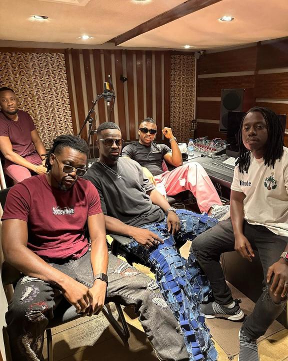 Image de Musique/Radio. Djerianene partage une photo captivante de sa session studio avec Milo, Blaise Beatz et Tura_24carats. Une collaboration prometteuse émerge-t-elle ?