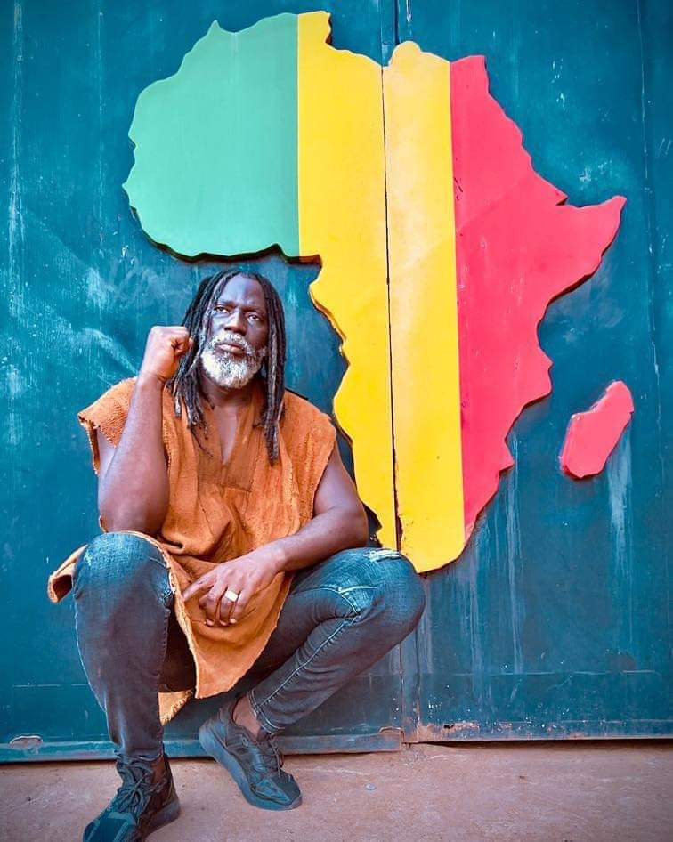 Image de Célébrités. L'artiste ivoirien Tiken Jah qui a deux dates de concert à Abidjan cette semaine s'est exprimé sur la création de L'Alliance des États du Sahel (AES) et il faut dire que sa position ne m'a pas tellement surpris quand on sait son engagement politique. De toute sa carrière, Tiken Jah Fakoly s'est montré comme un fervent défenseur des droits et de l'unité africaine. Du coup, une alliance au sahel rentre dans la dynamique de l'unité africaine qu'il défend bec et ongle. Ce qui explique son encouragement à l'égard de l'AES et invite tous les autres africains à soutenir cette nouvelle alliance qui se révèle être le noyau autour duquel se construirait l'unité africaine. Partagez vous cet avis de Tiken Jah ?