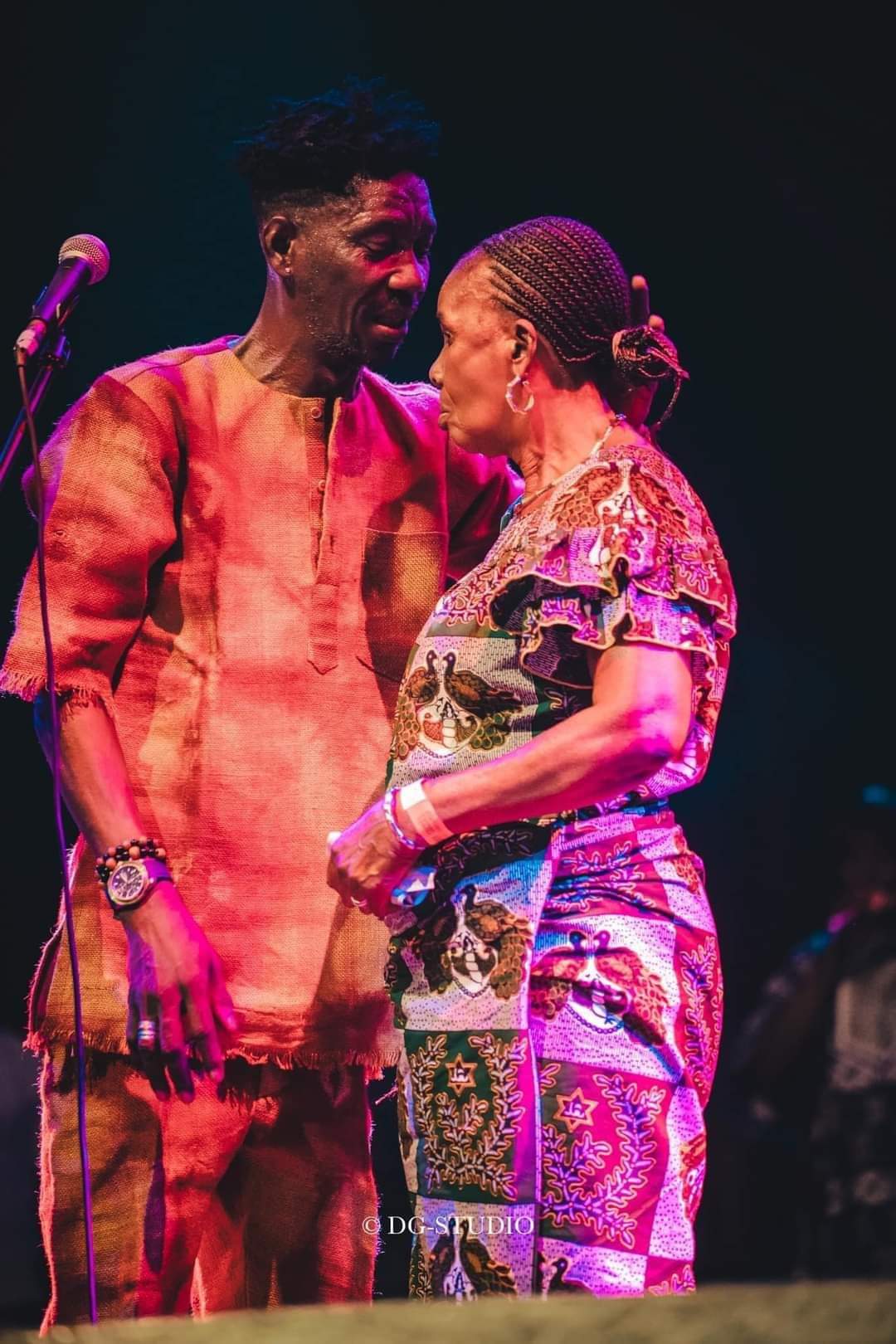 Image de Célébrités. Pour un premier concert au palais de la culture de Treichville, pour un succès cela en est un. Qui pariait sur lui? Certainement son équipe et les organisateurs mais pas beaucoup du showbiz ivoirien. Mais Samy l'a fait. Ce fut un succès comme le prévoyait son nom d'artiste "Samy Succès". L'artiste zouglou ivoirien s'est produit au palais devant plus de 4000 personnes venues le soutenir et lui montrer combien ceux-ci l'aiment. La mère de l'artiste était également là pour voir son fils atteindre une autre dimension de sa carrière et lui faire des bénédictions pour les futur challenges. Plusieurs acteurs du showbiz étaient également là pour apporter un soutien à leur ami et collègue. À travers l'histoire de Samy Succès, je retiens que TNT le talent y est tout reste possible, le succès n'est pas loin.