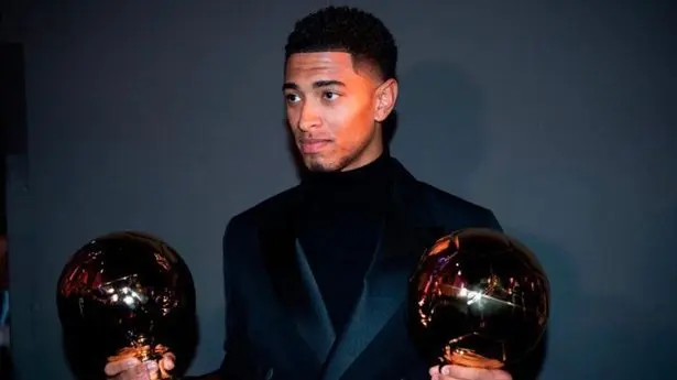 Image de Football. Jude Bellingham, la sensation du Real Madrid, a rendu hommage à Wayne Rooney comme sa "plus grande influence" lorsqu'il a remporté le prix Golden Boy du meilleur joueur de moins de 21 ans en Europe. Cette distinction prestigieuse, décernée en septembre, a été officiellement remise lors d'une cérémonie à Turin le lundi soir. En rejoignant une liste d'élite comprenant des noms tels que Lionel Messi, Erling Haaland, Raheem Sterling et Rooney, Bellingham a reçu les prix Absolute Best et Golden Boy Web. Dans ses remerciements, il a souligné l'impact majeur de l'ancienne gloire de l'Angleterre et de Manchester United, Wayne Rooney. "Pour moi, je dirais probablement que Rooney a été ma plus grande influence en grandissant. Étant donné que je viens d'Angleterre, la manière dont il jouait, dont il se battait. Mais il y a tellement d'autres joueurs dont j'ai tiré des enseignements." Bellingham, nommé Joueur de la Saison de la Bundesliga pour 2022-23, a connu une saison remarquable avec le Borussia Dortmund, manquant de peu le titre lors de la dernière journée avant de rejoindre le Real Madrid cet été. Son rôle clé dans la qualification de l'Angleterre pour les quarts de finale de la Coupe du Monde 2022 a également été salué. Alors qu'il entame sa vie en Espagne de manière spectaculaire avec 15 buts en 17 matchs toutes compétitions confondues, Bellingham a exprimé ses ambitions globales : "Il s'agit de faire de mon équipe et de mon pays les meilleures équipes du monde. Je pense que pour être le meilleur joueur du monde, c'est ce que vous devez faire, aider vos équipes à gagner. Faire partie de cette liste est un grand honneur." Le jeune prodige du football, désormais associé aux plus grands noms de la scène mondiale, a suscité l'admiration avec son talent sur le terrain et sa maturité précoce. Alors que sa carrière progresse avec succès, la question persiste : quelles autres distinctions et réalisations extraordinaires attendent Jude Bellingham dans l'avenir du football mondial ?