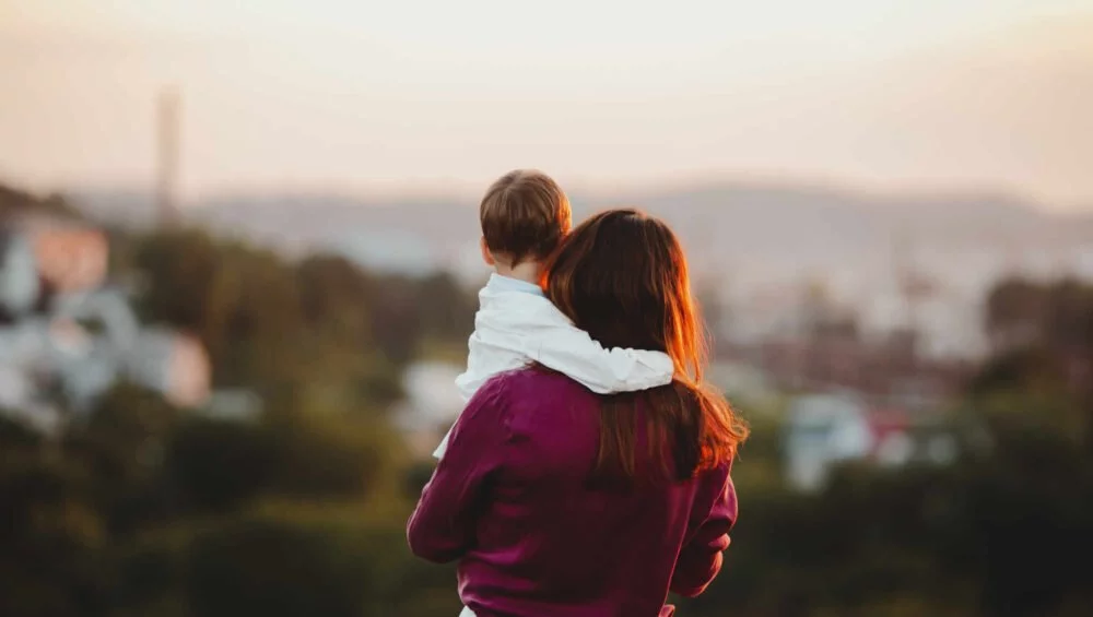 Image de Amour/Couple. Lorsqu'on tombe amoureux d'une femme qui est également une mère célibataire, cela peut être une expérience complexe, mais empreinte de potentiel et de richesse humaine. Dans de telles situations, il est essentiel de considérer non seulement les aspects romantiques de la relation, mais aussi les implications et les dynamiques spécifiques liées à sa parentalité. Avant d'explorer les conseils à suivre, il est crucial de reconnaître la singularité de cette situation. La parentalité monoparentale peut apporter une dimension supplémentaire à une relation, et il est important de prendre en compte les responsabilités et les priorités qui en découlent. Cependant, cela ne devrait pas nécessairement être un obstacle, mais plutôt une occasion de construire une relation basée sur la compréhension mutuelle, le respect et la communication ouverte. Tout d'abord, il est essentiel de faire preuve d'empathie et de compréhension envers la réalité de sa vie en tant que mère célibataire. La vie quotidienne peut être marquée par des défis supplémentaires, tels que l'équilibrage des responsabilités parentales, le jonglage entre le travail et la vie de famille, et la gestion des aspects financiers. En comprenant ces défis, vous serez mieux préparé à soutenir et à accompagner votre partenaire dans son rôle de parent. La communication ouverte est la clé d'une relation réussie, et cela est particulièrement vrai dans le contexte d'une relation avec une mère célibataire. Discutez ouvertement de vos attentes, de vos préoccupations et de vos aspirations en tant que couple. Comprenez mutuellement vos objectifs à long terme et assurez-vous que vos valeurs fondamentales sont alignées. La transparence dès le départ peut contribuer à établir des bases solides pour une relation durable. Envisagez également de construire une relation positive avec l'enfant ou les enfants de votre partenaire. La dynamique avec les enfants peut avoir un impact significatif sur la stabilité de la relation. Soyez patient, respectueux et montrez de l'intérêt pour leur bien-être. Établir des liens avec eux renforcera la confiance au sein de la famille et contribuera à créer une unité harmonieuse. Il est crucial de maintenir un équilibre sain entre la relation amoureuse et la parentalité. Encouragez votre partenaire à prendre du temps pour elle-même et offrez votre soutien lorsque cela est nécessaire. Respectez les limites et les priorités familiales, tout en trouvant des moyens de nourrir votre relation d'une manière qui complète la vie de famille existante. La question de l'engagement et de l'avenir de la relation peut également être cruciale. Discutez ouvertement de vos perspectives à long terme en tant que couple. Cela inclut des sujets tels que le mariage, l'expansion de la famille et la contribution aux responsabilités parentales. Assurez-vous que vos aspirations personnelles et vos attentes mutuelles sont clairement comprises pour éviter des conflits potentiels à l'avenir. En fin de compte, la réussite d'une relation avec une mère célibataire dépend de la compréhension, de la patience et de la volonté de s'engager dans une aventure où la famille joue un rôle central. La capacité à naviguer ensemble à travers les défis et à célébrer les moments de bonheur renforcera la base de votre relation. Alors, dans cette situation unique où l'amour s'entremêle avec la parentalité, la question qui se pose est la suivante : comment puis-je construire une relation solide et épanouissante en tant que partenaire d'une mère célibataire, tout en respectant et en intégrant sa vie de parent dans notre parcours commun?