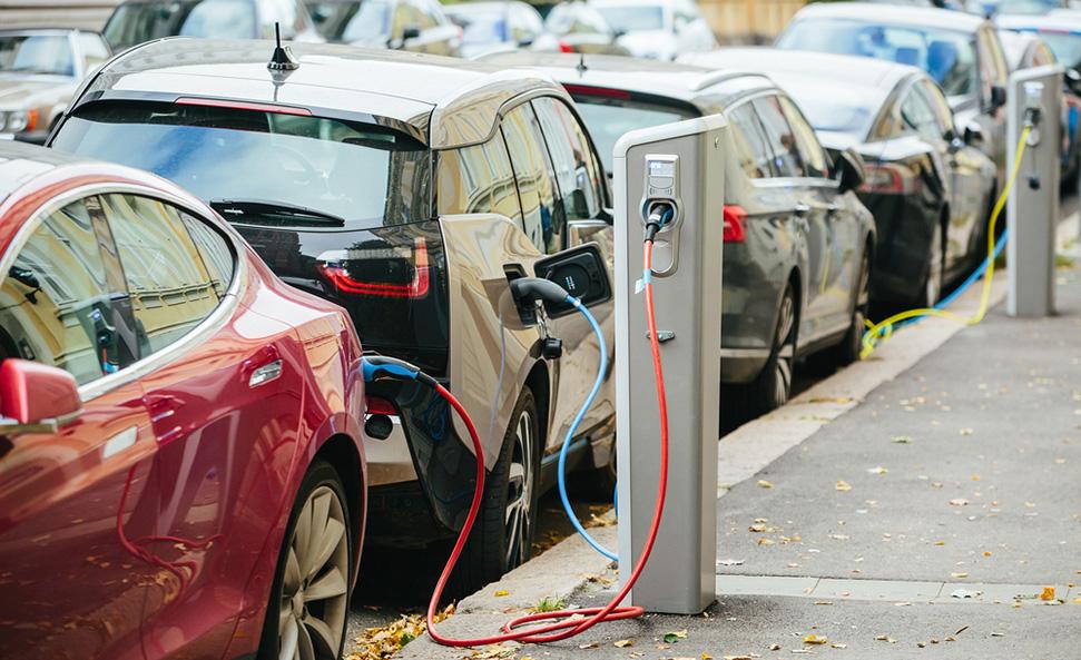 Image de Discussions Voitures. En pénétrant le dédale complexe du débat sur les voitures électriques par rapport aux véhicules diesel ou essence, je suis confronté à une multitude de perspectives et de données conflictuelles. En tant qu'adepte des discussions constructives, je vais plonger dans ce sujet épineux en partageant mes opinions, en examinant les faits et en explorant les nuances qui sous-tendent cette controverse. La question centrale qui anime ce débat est de savoir si les voitures électriques, souvent présentées comme la panacée pour l'environnement, sont réellement moins polluantes que leurs homologues alimentées par des carburants traditionnels. Les Arguments en Faveur des Voitures Électriques D'un côté de l'arène, les partisans des voitures électriques font valoir des arguments convaincants. L'absence d'émissions directes pendant l'utilisation d'une voiture électrique est souvent mise en avant comme un avantage indéniable. L'électrification du parc automobile est souvent considérée comme une étape cruciale vers la réduction des émissions de gaz à effet de serre, contribuant ainsi à l'atténuation des changements climatiques. Les technologies de batteries s'améliorent constamment, offrant une autonomie accrue et une réduction progressive des coûts. Les partisans insistent également sur le potentiel de transition vers des sources d'énergie renouvelable pour alimenter les véhicules électriques, contribuant ainsi à réduire encore davantage leur empreinte carbone. Les Complexités de l'Analyse du Cycle de Vie Cependant, il est essentiel d'aborder la question avec une nuance appropriée. L'analyse du cycle de vie des véhicules, du processus de fabrication à leur élimination, révèle une image plus nuancée. La production des batteries, notamment, est souvent pointée du doigt en raison de l'extraction de métaux rares et des impacts environnementaux associés. Il est impératif d'évaluer l'ensemble du processus, y compris la fabrication, l'utilisation et la fin de vie des véhicules, pour obtenir une image complète de leur impact environnemental. Le Bilan Environnemental des Voitures Diesel et Essence D'un autre côté, les voitures diesel et essence ont été les piliers du parc automobile pendant des décennies. Les moteurs à combustion interne ont connu des améliorations considérables en termes d'efficacité énergétique et d'émissions. Les partisans des véhicules traditionnels soulignent souvent que l'empreinte carbone totale d'une voiture à essence ou diesel peut être compétitive avec celle d'une voiture électrique, en particulier si l'on tient compte des défis environnementaux liés à la production massive de batteries. L'industrie automobile a investi des sommes considérables dans la réduction des émissions polluantes, l'amélioration de l'efficacité énergétique et le développement de carburants plus propres. Certains estiment que prolonger la durée de vie des véhicules existants et encourager l'utilisation de carburants plus propres pourrait constituer une solution plus réaliste que de passer massivement aux véhicules électriques. Le Défi des Infrastructures et des Ressources Au-delà de la technologie des véhicules eux-mêmes, le défi des infrastructures et des ressources se profile. La transition vers une flotte automobile électrique à grande échelle nécessite des investissements massifs dans les réseaux de recharge, la production accrue de batteries et la gestion de la demande énergétique. Ces efforts peuvent également entraîner des problèmes environnementaux, soulignant la nécessité d'une approche holistique dans l'évaluation de la durabilité des différentes options de transport. La Question de l'Énergie Électrique Utilisée Une variable cruciale souvent omise dans le débat concerne la source d'énergie électrique elle-même. Si les voitures électriques sont alimentées principalement par des centrales électriques au charbon, leur impact environnemental peut être significativement différent de celui dans une région où l'électricité provient largement de sources renouvelables. Ainsi, la localisation géographique et la composition du mix énergétique doivent être prises en compte lors de l'évaluation du véritable impact écologique des véhicules électriques. Le Rôle de la Législation et de l'Innovation Le cadre réglementaire et les incitations gouvernementales jouent également un rôle crucial dans cette équation. Des politiques encourageant l'adoption de véhicules électriques, la recherche sur de nouvelles technologies propres et l'amélioration des infrastructures de recharge peuvent orienter l'industrie automobile vers des pratiques plus durables. Ma Vision Personnelle Ma vision personnelle est façonnée par une compréhension des nuances inhérentes à ce débat complexe. Je crois fermement que les véhicules électriques ont le potentiel de jouer un rôle essentiel dans la transition vers une mobilité plus durable. Cependant, il est crucial d'adopter une approche équilibrée, tenant compte des réalités actuelles de l'industrie et de l'infrastructure. La technologie des véhicules électriques est en constante évolution, et les progrès dans les domaines tels que la production de batteries et les sources d'énergie renouvelable peuvent rapidement changer la donne. Il est important de rester ouvert aux innovations futures qui pourraient résoudre certains des défis actuels liés aux voitures électriques. En conclusion, le débat entre voitures électriques, diesel et essence est complexe et multiforme. Chacune de ces options a ses avantages et ses inconvénients, et le choix entre elles dépend de divers facteurs, y compris la situation géographique, les infrastructures disponibles et les préférences individuelles. Alors, je pose la question à la communauté : Quelles sont vos réflexions sur ce débat passionnant ? Avez-vous une préférence personnelle pour l'une ou l'autre des options, et pourquoi ? Comment percevez-vous l'avenir de la mobilité en termes de durabilité environnementale ?