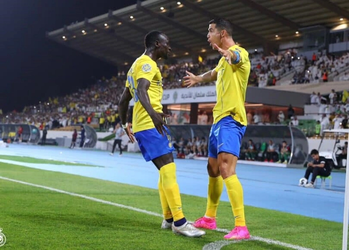 Image de Football. Al Nassr a choisi de ménager Cristiano Ronaldo et de faire débuter la plupart de ses joueurs étrangers sur le banc lors du dernier match de groupe de la Ligue des champions asiatique, concluant par un match nul 1-1 à l'extérieur contre Istiklol mardi soir. L'équipe saoudienne, cherchant à rebondir après sa défaite face à Al Hilal en Saudi Pro League vendredi dernier, avait déjà assuré sa qualification pour les phases éliminatoires en tant que leader du Groupe E. Avec la qualification assurée et une journée de match restante, l'entraîneur d'Al Nassr, Luis Castro, a choisi de laisser Ronaldo hors de l'effectif pour le match à Douchanbé, faisant figurer parmi ses remplaçants des joueurs tels que Sadio Mané, Aymeric Laporte, Otavio et Anderson Talisca. Istiklol a ouvert le score au Pamir Stadium juste après la demi-heure de jeu lorsque le milieu de terrain Alisher Dzhalilov a décoché un superbe tir bas dans le coin inférieur. Les hôtes, n'ayant pas encore remporté de victoire dans la compétition cette saison, espéraient trois points pour les sortir de la dernière place du groupe. Cependant, Abdulrahman Ghareeb a égalisé cinq minutes après le début de la seconde période, l'ailier de Nassr convertissant un tir de volée à bout portant au deuxième essai après un arrêt initial du gardien d'Istiklol, Rustam Yatimov. Castro a fait appel à Talisca, le deuxième meilleur buteur de Nassr cette saison derrière Ronaldo, à la 74e minute, ainsi qu'au milieu ivoirien Seko Fofana et à l'ailier portugais Otavio en fin de match, mais les visiteurs n'ont pas réussi à décrocher la victoire. Nassr a terminé invaincu lors de la phase de groupes, avec quatre victoires et deux matchs nuls. Dans l'autre match du groupe, Al Duhail du Qatar a mis fin aux chances de qualification de Persepolis en enregistrant une victoire 2-1 au stade Azadi de Téhéran. Cette rencontre s'est étendue à un remarquable total de 107 minutes. Michael Olunga a marqué le but décisif avec sept minutes de temps réglementaire restant, peu de temps après que Giorgi Gvelesiani ait manqué un penalty pour l'équipe locale. Le résultat n'a pas eu d'impact sur le classement général du groupe, avec Persepolis, deux fois finaliste, terminant deuxième et Duhail troisième. Dans le Groupe A, le leader Al Ain a consolidé sa place en tête avec une victoire 2-1 à l'extérieur contre Ahal du Turkménistan. La victoire à Achgabat signifie que l'équipe des Émirats arabes unis, lauréate de la compétition en 2003, a remporté cinq de ses six matches. Al Ain était assuré de passer en seizièmes de finale en tant que vainqueur de groupe. Pendant ce temps, Al Fayha d'Arabie saoudite a clôturé sa campagne par une victoire 4-1 contre le club ouzbek de Pakhtakor pour finir deuxième du Groupe A. Les 10 vainqueurs de groupe et les six meilleures équipes classées deuxièmes avancent vers les phases éliminatoires, avec la conclusion des groupes de l'Asie de l'Est la semaine prochaine. Les seizièmes de finale débutent en février, et la compétition se conclut par une finale en deux manches en mai. Quelles tactiques Al Nassr devrait-il adopter pour maximiser ses chances de succès dans les phases éliminatoires de la Ligue des champions asiatique cette saison ?**