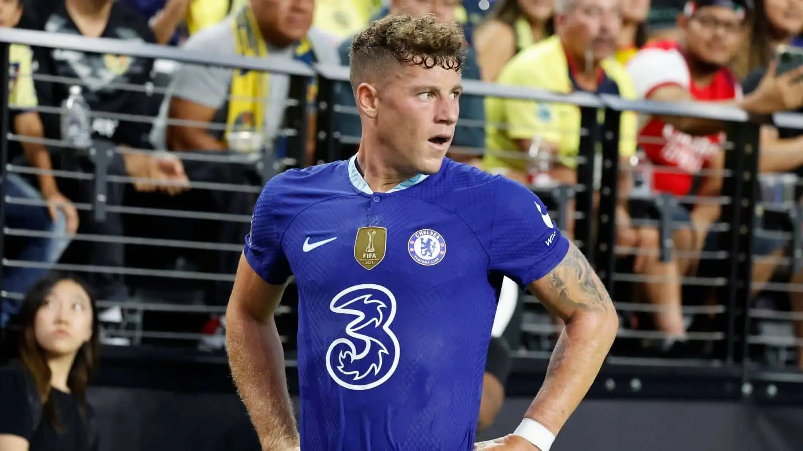 Image de Football. Ross Barkley a décliné l'opportunité de représenter les Super Eagles du Nigeria sur la scène internationale en raison de son père. Le milieu de terrain de Luton Town, né à Liverpool d'un père nigérian et d'une mère britannique, avait donc l'éligibilité pour jouer pour le pays d'Afrique de l'Ouest. Cependant, Barkley, qui possède une double nationalité - nigériane et anglaise - a choisi de représenter la puissance européenne, le pays de sa naissance. Selon Allnigeriasoccer, Barkley a envisagé de jouer pour le Nigeria avant de faire ses débuts officiels avec l'équipe senior d'Angleterre en 2013. Des discussions ont eu lieu sur sa représentation du Nigeria à la Coupe d'Afrique des Nations 2012 au Mali, après qu'il ait annoncé que les champions africains à trois reprises faisaient partie des pays pour lesquels il aurait pu opter en dehors de l'Angleterre. Cependant, Barkley a renoncé à cette décision après que son père, Peter Effanga, l'ait abandonné un an après sa naissance. Sa mère, Diane Barkley, s'est occupée de lui depuis sa petite enfance jusqu'à l'âge adulte. Barkley a alors décidé de porter le nom de jeune fille de sa mère plutôt que le nom de son père, Effanga. Selon Tuko, le père de Barkley est un ingénieur automobile qui travaille pour l'usine de transmissions Getrag Ford. Sa mère, quant à elle, est femme au foyer. Ce refus de représenter le Nigeria a suscité des interrogations sur les implications émotionnelles et familiales de Barkley dans ce choix. Les liens avec ses racines nigérianes et la relation complexe avec son père soulèvent des questions sur la façon dont ces facteurs ont influencé sa décision. En explorant son histoire personnelle, on peut mieux comprendre les choix complexes auxquels les joueurs internationaux sont confrontés lorsqu'ils choisissent leur nation représentative. Comment pensez-vous que les expériences personnelles de Barkley avec son père ont influencé son choix de représenter l'Angleterre plutôt que le Nigeria, malgré son héritage nigérian ?**