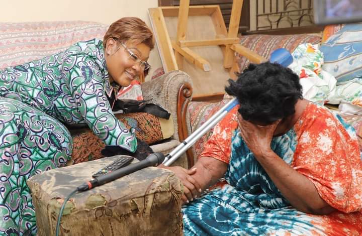 Image de Célébrités. La Ministre Belmonde Dogo s'est rendu aux côtés de l'actrice ivoirienne Lehiga afin de lui apporter assistance. Voici donc le communiqué produit à cet effet. <<Dakouri Lehiga, actrice comédienne dans la série culte "Ma famille" vit depuis plusieurs années dans un état de vulnérabilité. Sa mobilité est réduite suite à des complications survenues après une intervention chirurgicale qu’elle a subie en 2014 après une chute qui lui a fracturé la jambe. Face à ce triste tableau, il fallait réagir promptement. Nous avons répondu à son SOS en allant à son insu lui rendre visite pour nous enquérir de son état de santé et lui apporter l’assistance du #Gouvernement adaptée à ses besoins. Notre priorité reste sa santé, c’est ainsi qu’elle bénéficiera dans les plus brefs délais, d’une prise en charge médicale du Ministère de la Santé et de l'Hygiène Publique. En attendant, Lehiga sera admise dans un centre pour femmes pour une prise en charge sociale. Mieux, nous prenons l’engagement de la reloger après son rétablissement total afin qu’elle puisse à l’avenir vaquer à ses occupations>> Rappelons qu'elle fut l'une des actrices de la célèbre série " Ma famille" produit par Akissi Delta. Tous nos remerciements à l'endroit du gouvernement soucieux du bien être de sa population. Que retenez vous de cette situation?