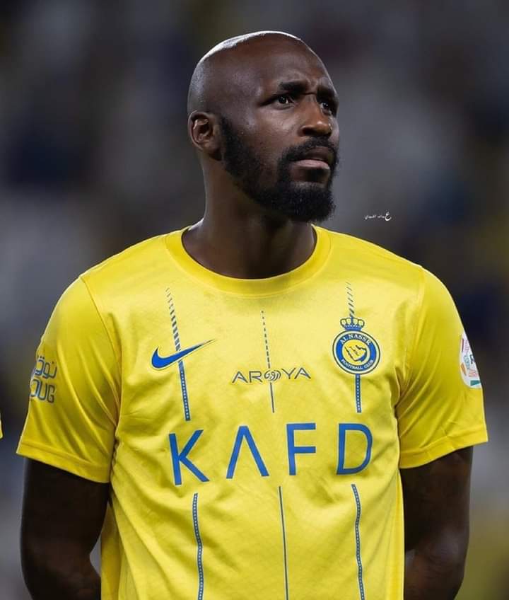 Image de Football. Le mercato hivernal en Europe fait naître des spéculations autour de Séko Fofana, le talentueux milieu de terrain ivoirien d'Al Nassr. La presse turque évoque un intérêt manifeste de la part du Besiktas, mais également de Galatasaray, pour attirer le joueur. Alors que les pourparlers entre les clubs se déroulent, le rendement en baisse de Fofana suscite des discussions quant à son avenir. Al-Nassr semblerait pencher vers des discussions plus avancées avec le Besiktas, laissant présager une possible transition vers un nouveau club. Cette situation fait émerger des interrogations sur la direction que prendra la carrière du joueur, ajoutant une note d'incertitude à ce mercato hivernal.