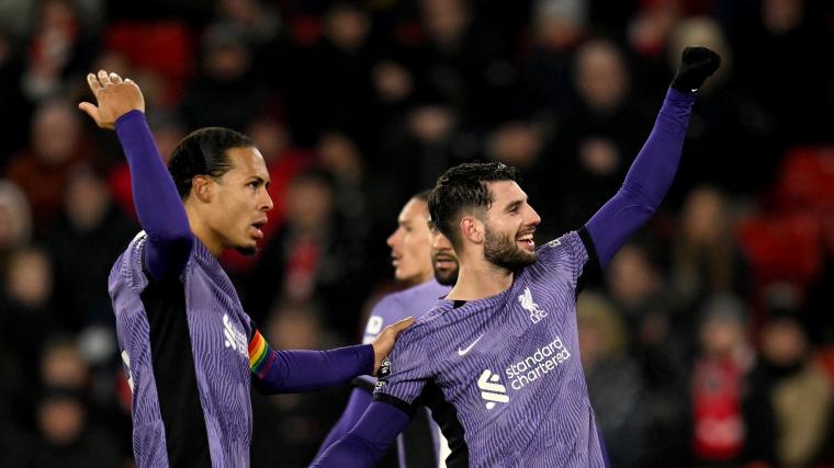 Image de Football. Le retour de Chris Wilder à Bramall Lane a été marqué par une prestation prometteuse des Blades, qui ont bien lutté contre Liverpool. Cependant, malgré leurs efforts, les Reds ont réussi à décrocher les trois points avec une victoire 2-0 à l'extérieur, grâce à des buts de Virgil van Dijk et de Dominik Szoboszlai. La première moitié du match a vu Liverpool dominer en termes de corners, et leur persévérance a payé lorsque van Dijk a capitalisé sur une occasion de coup de pied arrêté à la 37e minute. Sheffield United, tout en rendant la vie difficile à Liverpool, a eu du mal avec la possession, ne détenant que 24 %, et un taux de réussite de passes désastreux de 48 %. Malgré les difficultés, Cameron Archer a représenté une menace en contre-attaque, mais le manque de soutien lors des phases offensives a compliqué les choses pour Sheffield United. La pression incessante a finalement eu raison d'eux, et Szoboszlai a scellé la victoire pour Liverpool avec un but trois minutes après le temps additionnel, suite à un excellent pressing de Darwin Nunez. La victoire de Liverpool les ramène à seulement deux points du leader Arsenal, tandis que Sheffield United continue de végéter au bas du classement de la Premier League. The Sporting News a assuré une couverture en direct du match Sheffield United vs Liverpool, fournissant des mises à jour en temps réel du score, des commentaires et des moments forts tout au long du jeu. Dans l'analyse en fin de match, il a été reconnu que Sheffield United, sous la direction de Chris Wilder, avait réalisé un effort louable sur 90 minutes. Cependant, malgré leur résilience défensive, ils n'ont jamais vraiment inquiété Liverpool. Le rapport a souligné que même si les Blades ont rendu la vie difficile aux Reds dans leur moitié défensive, il y a une limite à la pression qu'une équipe peut endurer. En regardant vers l'avenir, Chris Wilder est confronté au défi de trouver des moyens de générer une menace offensive plus importante pour Sheffield United. Le rapport a mis en avant Cameron Archer comme un joueur exceptionnel, soulignant son potentiel en tant que déclencheur de changement pour l'équipe. De l'autre côté, Liverpool, malgré une performance moins esthétique pendant une grande partie du match, sera content de ce résultat. Le rapport a souligné la valeur des victoires à l'extérieur en Premier League, mettant en avant qu'elles ont toutes la même importance quel que soit le style de jeu. Alors que l'attention se tournait vers la seconde moitié du match, le rapport fournissait un compte rendu minute par minute de l'action. À la 90+4e minute, Liverpool a scellé la victoire avec un autre but de Dominik Szoboszlai. Le but a résulté d'un impressionnant tacle de Darwin Nunez dans le tiers défensif de Sheffield United, suivi d'une passe précise à Szoboszlai, qui a glissé la balle en toute confiance dans le filet. Malgré la louable résistance de Sheffield United, le rapport a reconnu qu'ils n'ont pas pu résister au volume de pression exercé par Liverpool tout au long du match. En conclusion, l'analyse du match a souligné les fortunes contrastées des deux équipes, avec Liverpool qui décroche une victoire cruciale à l'extérieur et Sheffield United qui doit relever le défi d'améliorer sa menace offensive. Le rapport a souligné l'importance des victoires en Premier League, quel que soit le style de jeu, et a soulevé des questions sur les ajustements tactiques que Chris Wilder pourrait apporter pour renforcer les capacités offensives de Sheffield United. Alors que le monde du football attend les réponses, on ne peut s'empêcher de se demander comment ces décisions stratégiques auront un impact sur la fortune des Blades pour le reste de la saison. Quels changements Chris Wilder va-t-il mettre en place pour renforcer la menace offensive de Sheffield United, et Liverpool pourra-t-il maintenir son élan pour rivaliser pour la première place de la ligue ?