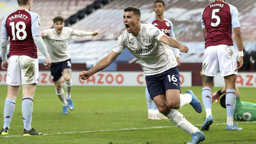 Image de Football. La prochaine confrontation entre les triples champions en titre de la Premier League, Manchester City, et les aspirants à la Ligue des champions de l'UEFA, Aston Villa, à Villa Park, s'annonce comme une rencontre cruciale, les deux équipes étant confrontées à des défis et des aspirations uniques. Malgré leur domination remarquable ces dernières années, Manchester City se retrouve dans une série de trois matches sans victoire, une situation qui exige une rectification urgente pour une équipe habituée à remporter des titres. En tant que champions en titre, la série récente de trois matches nuls de Manchester City contre des adversaires redoutables - Chelsea, Liverpool et Tottenham - les a vus abandonner leur place en tête du classement de la Premier League. Actuellement troisièmes, à trois points des leaders d'Arsenal, l'équipe de Pep Guardiola fait face à un match crucial lors de la 15e journée. De manière intrigante, dans chacun des jeux nuls mentionnés, Manchester City avait l'avantage jusqu'à la 93e, 79e et 89e minute, pour finalement se contenter d'un seul point à chaque fois. Cette séquence inattendue souligne les difficultés récentes de l'équipe à convertir des positions favorables en victoires décisives. Notamment, leur défense autrefois solide a faibli, avec seulement une feuille blanche lors de leurs huit dernières sorties en Premier League, en contraste frappant avec les trois feuilles blanches obtenues au cours des six premiers matches de la saison, tous remportés. De l'autre côté du terrain, Aston Villa représente un défi intrigant pour Manchester City. Occupant une place et un point derrière les visiteurs au classement de la Premier League, Aston Villa aspire à sécuriser une place convoitée en Ligue des champions de l'UEFA. Leur récente performance contre Bournemouth, où ils ont manqué de peu une victoire mais ont arraché un nul tardif de 2-2, a montré à la fois leur potentiel et leur résilience. La formation d'Unai Emery avait l'opportunité de dépasser Manchester City avec une victoire, mais le match nul signifie qu'ils restent juste derrière au classement. L'impressionnant bilan d'Aston Villa à domicile ne peut être négligé, avec 13 victoires consécutives à Villa Park en Premier League depuis la saison précédente. Cependant, les statistiques historiques des confrontations directes contre Manchester City dressent un tableau difficile pour Villa. Ils n'ont pas remporté la victoire contre les champions en titre depuis plus d'une décennie, et Unai Emery, dans sa carrière d'entraîneur, n'a jamais réussi à battre Pep Guardiola en 13 rencontres (0 victoire, 4 nuls, 9 défaites). La perspective de briser ces longues séries ajoute une intrigue supplémentaire à cette rencontre. Alors que le récit se dévoile, les deux équipes entrent dans le match avec des motivations différentes - Manchester City cherchant à retrouver leur élan victorieux, tandis qu'Aston Villa vise à faire une déclaration en surmontant un adversaire redoutable et potentiellement à les dépasser au classement. La dynamique du jeu s'apprête à mettre à l'épreuve l'acuité tactique des entraîneurs, la résilience des joueurs et la capacité de chaque équipe à capitaliser sur des moments cruciaux. En conclusion, le choc entre Manchester City et Aston Villa transcende une simple bataille pour trois points ; il représente un microcosme de la nature imprévisible et captivante du football. Les subtilités du jeu, le contexte historique et la forme actuelle des équipes contribuent tous à l'anticipation entourant cette rencontre. Alors que les amateurs de football attendent le dénouement, on ne peut s'empêcher de se demander : Manchester City surmontera-t-il ses difficultés récentes et réaffirmera-t-il sa domination, ou Aston Villa défiera-t-il les statistiques historiques pour décrocher une victoire historique ? La réponse à cette question détient la clé du récit qui se déroulera à Villa Park, façonnant les trajectoires des deux équipes au cours de la saison actuelle de la Premier League.