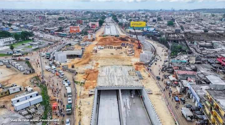 Image de Société. Le projet de construction à proximité du rond-point de la mairie d'Abobo progresse rapidement, avec l'achèvement imminent du nouvel ouvrage. Les travaux avancent à un rythme soutenu, notamment la finalisation complète du tunnel. Cette infrastructure vise à résoudre les problèmes d'embouteillages chroniques et de ralentissements fréquents le long de l'axe reliant Abobo à Anyama, spécifiquement au niveau de la mairie. L'objectif principal est d'améliorer considérablement la fluidité de la circulation et d'offrir une meilleure expérience de déplacement pour les habitants et les usagers de cette zone.