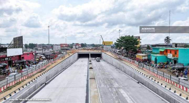 Troisième Image de Société. Le projet de construction à proximité du rond-point de la mairie d'Abobo progresse rapidement, avec l'achèvement imminent du nouvel ouvrage. Les travaux avancent à un rythme soutenu, notamment la finalisation complète du tunnel. Cette infrastructure vise à résoudre les problèmes d'embouteillages chroniques et de ralentissements fréquents le long de l'axe reliant Abobo à Anyama, spécifiquement au niveau de la mairie. L'objectif principal est d'améliorer considérablement la fluidité de la circulation et d'offrir une meilleure expérience de déplacement pour les habitants et les usagers de cette zone.