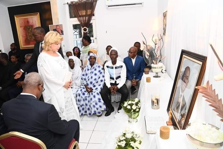 Image de Politique. Le geste de la première dame de Côte d'Ivoire envers la famille du regretté professionnel des médias ivoirien défunt est un exemple de compassion et de soutien envers une famille endeuillée. Sa visite au domicile de la famille pour exprimer ses condoléances et offrir un soutien moral dans cette période difficile souligne l'importance de l'empathie et du soutien communautaire en de telles circonstances. En plus de sa présence réconfortante, la première dame a également apporté un soutien financier significatif en remettant une enveloppe de 5 millions de francs CFA à la famille endeuillée. Cette contribution vise à alléger le fardeau financier lié à l'organisation des funérailles de Baba Cool, permettant ainsi à la famille de se concentrer sur le deuil sans se soucier des contraintes financières. La disparition de Baba Cool, un pilier des médias en Côte d'Ivoire, a été ressentie à travers le pays. Son décès en novembre, survenu après une période de soins en France, a marqué la fin d'une ère dans le paysage médiatique ivoirien. Sa sépulture à Williamsville cette semaine représente le dernier adieu de la nation à cet homme dont l'héritage et la contribution resteront gravés dans les mémoires. Cette démarche humanitaire de la première dame souligne l'importance de la solidarité et de l'empathie au sein de la société, mettant en lumière l'importance de soutenir et de reconnaître les figures marquantes de la nation, même dans leur passage vers l'au-delà.