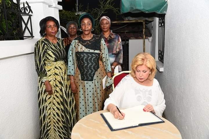 Quatrième Image de Politique. Le geste de la première dame de Côte d'Ivoire envers la famille du regretté professionnel des médias ivoirien défunt est un exemple de compassion et de soutien envers une famille endeuillée. Sa visite au domicile de la famille pour exprimer ses condoléances et offrir un soutien moral dans cette période difficile souligne l'importance de l'empathie et du soutien communautaire en de telles circonstances. En plus de sa présence réconfortante, la première dame a également apporté un soutien financier significatif en remettant une enveloppe de 5 millions de francs CFA à la famille endeuillée. Cette contribution vise à alléger le fardeau financier lié à l'organisation des funérailles de Baba Cool, permettant ainsi à la famille de se concentrer sur le deuil sans se soucier des contraintes financières. La disparition de Baba Cool, un pilier des médias en Côte d'Ivoire, a été ressentie à travers le pays. Son décès en novembre, survenu après une période de soins en France, a marqué la fin d'une ère dans le paysage médiatique ivoirien. Sa sépulture à Williamsville cette semaine représente le dernier adieu de la nation à cet homme dont l'héritage et la contribution resteront gravés dans les mémoires. Cette démarche humanitaire de la première dame souligne l'importance de la solidarité et de l'empathie au sein de la société, mettant en lumière l'importance de soutenir et de reconnaître les figures marquantes de la nation, même dans leur passage vers l'au-delà.