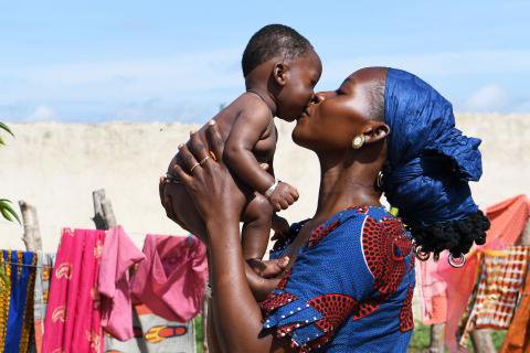 Image de Famille. Peut-on aimer ses enfants sans avoir aimé le conjoint choisi par nécessité ? Comment trouver l'amour parental authentique tout en jonglant avec des relations matrimoniales parfois dépourvues de passion ? Dans ce partage, je souhaite explorer cette question personnelle, offrant des réflexions, des astuces et des conseils pour cultiver un environnement familial empreint d'amour, malgré les circonstances parfois difficiles. 1. La Nécessité Derrière les Choix Conjugaux Je commence par reconnaître la diversité des raisons qui peuvent amener à des choix matrimoniaux dictés par la nécessité. Des mariages arrangés aux pressions sociales, les raisons sont variées et souvent complexes. Pourtant, il est essentiel de comprendre que l'amour conjugal et l'amour parental ne sont pas nécessairement liés. Mon expérience personnelle m'a enseigné que l'épanouissement de mes enfants dépend moins de l'amour que je porte à mon conjoint que de l'amour et de l'attention que je leur accorde directement. 2. L'Importance de l'Amour de Soi Une clé essentielle pour aimer ses enfants malgré des choix matrimoniaux imposés est de cultiver l'amour de soi. Lorsque je me concentre sur mon bien-être émotionnel, cela impacte directement la qualité de la relation que j'entretiens avec mes enfants. Prendre soin de moi-même me permet d'être plus disponible émotionnellement, créant ainsi un environnement familial plus propice à l'épanouissement de mes enfants. 3. Communication Ouverte et Honnête La communication joue un rôle fondamental dans toute relation. Dans le contexte d'un mariage de nécessité, il est crucial d'adopter une approche ouverte et honnête. Partager ses sentiments avec le conjoint peut ouvrir des canaux de compréhension mutuelle. De plus, impliquer les enfants dans des conversations adaptées à leur âge peut les aider à comprendre les dynamiques familiales tout en renforçant les liens. 4. Établir des Liens Indépendants avec les Enfants Une astuce précieuse que j'ai découverte est de développer des liens indépendants avec mes enfants. Passer du temps individuel avec chaque enfant renforce notre connexion personnelle. Ces moments privilégiés créent un espace où l'amour parental peut s'épanouir indépendamment des défis conjugaux. Cela permet à mes enfants de sentir qu'ils sont aimés et valorisés de manière unique. 5. Se Libérer des Attentes Idéalisées Il est naturel d'avoir des attentes idéalisées sur le mariage et la parentalité. Cependant, accepter que la réalité puisse différer de ces idéaux permet de libérer de la pression inutile. En se libérant de ces attentes, on peut se concentrer sur la création d'une famille aimante et soutenante, même dans des circonstances matrimoniales difficiles. 6. Trouver du Soutien Extérieur Naviguer dans un mariage de nécessité peut être solitaire. Chercher du soutien extérieur, que ce soit auprès de proches, d'amis ou même de professionnels, peut offrir une perspective objective et des conseils utiles. Participer à des groupes de soutien ou à des séances de conseil familial peut apporter des solutions pratiques pour surmonter les défis liés à la conciliation entre le mariage et la parentalité. 7. Prioriser le Bonheur Familial En fin de compte, la clé réside dans la priorisation du bonheur familial. Cultiver un environnement où l'amour, le respect et la compréhension prospèrent est un objectif qui transcende les difficultés conjugales. En investissant activement dans le bien-être de la famille, on crée un espace où l'amour pour les enfants peut s'épanouir indépendamment des complexités du mariage. Cultiver l'Amour Parental Malgré les Défis Conjugaux En réfléchissant à ma propre expérience, je réalise que l'amour parental transcende les obstacles conjugaux. En adoptant des approches conscientes, telles que la communication ouverte, le développement de liens individuels et la recherche de soutien, il est possible de créer un environnement familial où l'amour pour les enfants peut s'épanouir malgré les choix matrimoniaux parfois difficiles. En fin de compte, la force de l'amour parental réside dans notre capacité à créer un foyer où nos enfants se sentent aimés, sécurisés et épanouis, indépendamment des circonstances qui ont conduit à la formation de la famille.