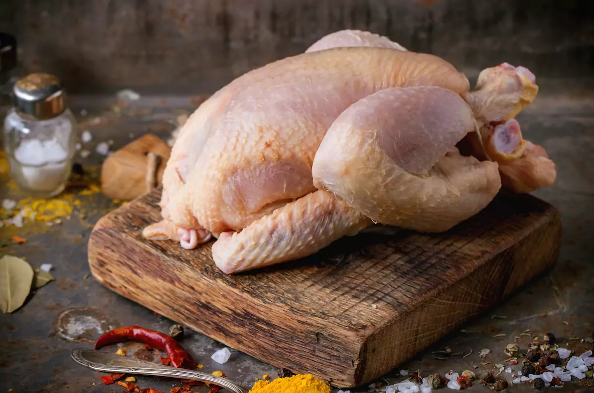 Image de Cuisine. L'aile ou la cuisse de poulet : que préférez-vous pour la cuisine ?. En tant qu'amateur de cuisine, je me suis plongé dans cette question culinaire, expérimentant avec ces morceaux de volaille pour en dévoiler les subtilités et offrir quelques conseils aux passionnés de cuisine. 1. L'Aile de Poulet : Un En-Cas Croustillant Personnellement, l'aile de poulet occupe une place spéciale dans mon cœur gastronomique. Sa taille pratique et sa texture croustillante en font un en-cas irrésistible, idéal pour les fêtes, les apéros ou tout simplement une soirée détente. L'astuce pour des ailes parfaites réside dans une cuisson précise et dans le choix d'assaisonnements audacieux. J'ai découvert que mariner les ailes avant la cuisson les imbibe de saveurs, tandis qu'une cuisson au four ou à la friteuse les rend divinement croustillantes. 2. La Cuisse de Poulet : Tendre et Savoureuse D'un autre côté, la cuisse de poulet offre une expérience tout à fait différente. Sa chair tendre et juteuse est une toile parfaite pour une variété infinie de marinades et d'épices. Mes expériences m'ont appris que la cuisson lente, que ce soit au four, en braisage ou au barbecue, libère pleinement les arômes et garantit une cuisse de poulet tendre à souhait. Les amateurs de saveurs profondes et de viande fondante trouveront leur bonheur dans une cuisse de poulet bien apprêtée. 3. Astuces pour Sublimer les Saveurs Pour intensifier les saveurs de l'aile ou de la cuisse, l'astuce réside dans la créativité des assaisonnements. J'aime expérimenter avec des mélanges d'épices du monde entier, allant des saveurs épicées de l'Asie aux notes méditerranéennes. L'utilisation de marinades à base de yaourt, de citron ou de moutarde ajoute une dimension supplémentaire à la fois à l'aile et à la cuisse. 4. Adaptabilité dans la Cuisine du Quotidien La question de choisir entre l'aile et la cuisse dépend souvent de l'occasion et du contexte culinaire. L'aile, avec sa praticité et son côté convivial, est idéale pour des soirées informelles entre amis. En revanche, la cuisse peut être le choix parfait pour un repas plus formel, offrant une expérience gastronomique plus raffinée. La polyvalence de ces deux morceaux permet de varier les plaisirs selon les circonstances. 5. Équilibrer Nutrition et Plaisir Culinaire Dans le débat entre l'aile et la cuisse, il est également important de considérer les aspects nutritionnels. La cuisse de poulet, bien que plus riche en matières grasses, offre une teneur en protéines intéressante. D'un autre côté, l'aile est souvent plus maigre, mais la peau croustillante peut ajouter des calories supplémentaires. L'équilibre réside dans la modération et le choix judicieux en fonction des besoins nutritionnels individuels. Une Affaire de Préférences Personnelles En fin de compte, la question de préférer l'aile ou la cuisse de poulet repose sur des goûts personnels et des occasions spécifiques. Pour moi, chaque bouchée révèle une nouvelle nuance de saveurs, et le choix dépend souvent de l'humeur du moment. Que ce soit en mode apéro décontracté ou en repas sophistiqué, l'aile et la cuisse ont toutes deux leur place sur ma table. Alors, quel camp choisissez-vous dans ce débat culinaire ? Peut-être êtes-vous comme moi, appréciant la diversité que ces morceaux de poulet offrent à notre palais gourmand. Quoi qu'il en soit, la cuisine est avant tout une aventure gustative, et l'aile et la cuisse de poulet sont des compagnons délicieux dans ce voyage infini de découvertes culinaires.