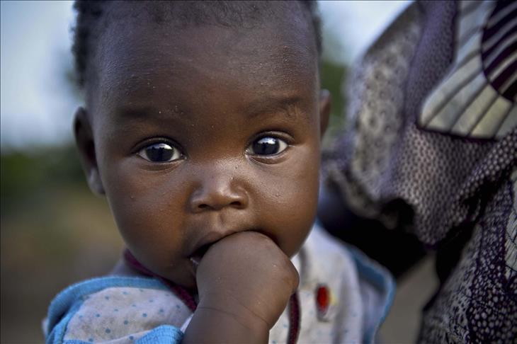 Image de Famille. "La vérité sort de la bouche des enfants" est un proverbe qui a traversé les époques, évoquant la capacité des enfants à exprimer des vérités simples et sans artifice. Dans cette exploration approfondie, nous plongerons dans la signification de cette expression, en examinant si elle est véritablement justifiée, les raisons derrière cette innocence apparente des enfants, et comment cette perspective impacte notre compréhension de la vérité et de la communication. L'Innocence Enfantine et la Sincérité Lorsque nous observons les enfants, il est indéniable qu'ils semblent souvent dépourvus de filtres sociaux, exprimant leurs pensées de manière directe. Cette sincérité apparente peut être attribuée à leur innocence, à un manque d'inhibition sociale et à une perception non altérée du monde. Nous explorerons des anecdotes et des exemples pour comprendre comment cette sincérité se manifeste et comment elle peut être perçue dans différentes cultures et contextes. La Perception de la Réalité chez les Enfants La manière dont les enfants perçoivent la réalité est une dimension cruciale de cette discussion. Leurs perspectives sont-elles réellement exemptes de distorsions ou simplement différentes de celles des adultes ? Nous examinerons les étapes du développement cognitif des enfants pour comprendre comment ils construisent leur compréhension du monde qui les entoure. Comment cette perception peut-elle influencer la nature de leurs déclarations et la manière dont elles sont interprétées ? La Société, les Normes et l'Éducation Bien que les enfants soient souvent considérés comme des "véritéurs" naturels, il est essentiel d'explorer comment la société, les normes culturelles et l'éducation modèlent leur comportement verbal. À mesure qu'ils grandissent, les enfants assimilent les règles sociales et apprennent à adapter leur communication en fonction de ces normes. Comment ces influences externes façonnent-elles la manière dont ils expriment la vérité et la manière dont nous, en tant qu'adultes, les percevons ? L'Évolution de la Communication au Fil du Temps La communication des enfants évolue à mesure qu'ils grandissent et acquièrent des compétences linguistiques plus sophistiquées. Nous examinerons comment la capacité à exprimer la vérité de manière directe change au fil du temps et comment cela peut être influencé par des facteurs tels que l'environnement familial, l'éducation et les expériences personnelles. Comment pouvons-nous encourager une communication ouverte et honnête chez les enfants tout en les aidant à comprendre les nuances sociales ? La Vérité Enfantine dans les Relations Intimes Dans le cadre des relations familiales et amicales, la vérité dite par les enfants peut être particulièrement révélatrice. Nous explorerons comment ces moments de franchise peuvent renforcer les liens familiaux ou amicaux, mais aussi parfois créer des défis. Comment les parents, les enseignants et les amis réagissent-ils aux déclarations directes des enfants, et quel impact cela peut-il avoir sur la dynamique relationnelle ? Les Défis de la Vérité Enfantine dans la Société Moderne Dans le monde contemporain, où la communication est souvent complexe et nuancée, comment la vérité enfantine est-elle accueillie et interprétée ? Les médias sociaux et la surcharge d'informations peuvent-ils influencer la manière dont les enfants expriment leur vérité et comment elle est perçue par le public ? Nous explorerons les défis et les opportunités de la communication des enfants à l'ère numérique. Quelle est Votre Vision de la Vérité Enfantine ? En fin de compte, que pensez-vous de l'adage "la vérité sort de la bouche des enfants" ? Partagez vos expériences et vos réflexions sur la sincérité des enfants, que ce soit en tant que parents, éducateurs ou observateurs de la société. Comment voyez-vous la vérité enfantine dans votre vie quotidienne et quel rôle pensez-vous qu'elle devrait jouer dans notre compréhension collective de la vérité ?