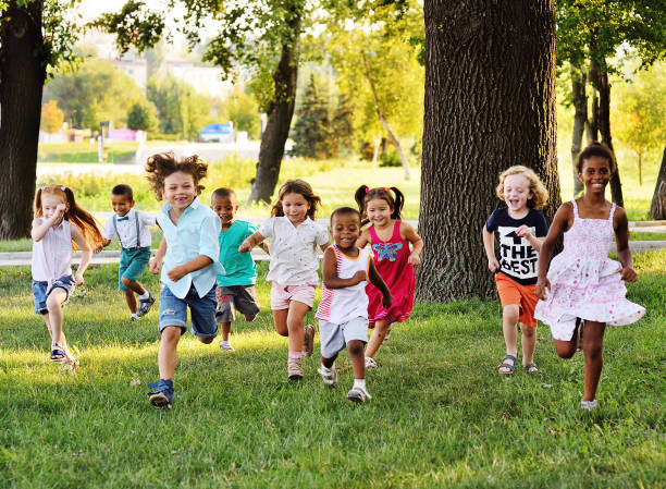 Image de Moins de 15 ans. Les sorties culturelles offrent aux enfants l'occasion d'explorer et de comprendre le monde qui les entoure de manière concrète. Que ce soit une visite à un musée, une exposition artistique, une représentation théâtrale ou une exploration de sites historiques, ces expériences élargissent leurs horizons culturels. Nous examinerons comment ces sorties nourrissent la curiosité intellectuelle des enfants, stimulent leur créativité et les sensibilisent à la diversité culturelle. L'Importance de l'Activité Physique et du Sport Les sorties sportives ne sont pas seulement une source de divertissement, mais aussi un moyen essentiel pour les enfants de développer leur santé physique. Nous explorerons comment la participation à des activités sportives favorise le développement musculaire, la coordination motrice et renforce le système immunitaire. De plus, les sports enseignent des valeurs telles que la discipline, le travail d'équipe et la persévérance, qui sont cruciales pour la croissance personnelle. L'Apprentissage Pratique et l'Éducation Informelle Les sorties culturelles et sportives offrent une forme d'apprentissage pratique qui complète l'éducation formelle. Des visites à des zoos, des aquariums ou des centres scientifiques permettent aux enfants d'apprendre de manière interactive. Nous explorerons comment ces expériences éducatives informelles enrichissent leur compréhension du monde naturel, des sciences et de l'histoire, contribuant ainsi à une éducation holistique. La Socialisation et le Développement Social Les sorties en groupe favorisent la socialisation des enfants, les aidant à développer des compétences sociales essentielles telles que la communication, le partage et la résolution de conflits. Nous examinerons comment les activités culturelles et sportives créent un cadre propice à l'établissement de relations amicales, favorisant le développement de l'empathie et de la compréhension interpersonnelle. La Création de Souvenirs Durables Les sorties laissent souvent des empreintes mémorables dans l'esprit des enfants. Que ce soit un match sportif mémorable, une pièce de théâtre captivante ou une visite à un endroit historique, ces expériences contribuent à la création de souvenirs durables. Nous explorerons comment ces souvenirs positifs influencent la perception de soi des enfants, renforçant leur estime personnelle et leur attachement à l'apprentissage. La Diversification des Intérêts et des Talents Les sorties culturelles et sportives permettent aux enfants de découvrir une variété d'activités et de domaines d'intérêt. Nous examinerons comment ces expériences les aident à découvrir leurs passions et talents cachés. Des visites à des spectacles artistiques à la participation à des événements sportifs, ces sorties peuvent ouvrir de nouvelles perspectives et inspirer des vocations futures. La Pertinence des Sorties dans le Monde Numérique À une époque où la technologie occupe une place prépondérante dans la vie des enfants, nous nous pencherons sur la pertinence des sorties culturelles et sportives. Comment ces expériences se comparent-elles aux divertissements numériques, et en quoi peuvent-elles offrir des avantages uniques en termes de développement personnel et de bien-être ? Quelle est Votre Perspective sur les Sorties pour les Enfants ? En conclusion, pourquoi pensez-vous que les sorties culturelles et sportives sont importantes pour les enfants ? Partagez vos expériences personnelles, que ce soit en tant que parent, éducateur ou observateur. Comment ces sorties ont-elles influencé votre vie ou celle des enfants que vous connaissez ? En quoi croyez-vous qu'elles contribuent au développement global des enfants, et quelles sont vos idées