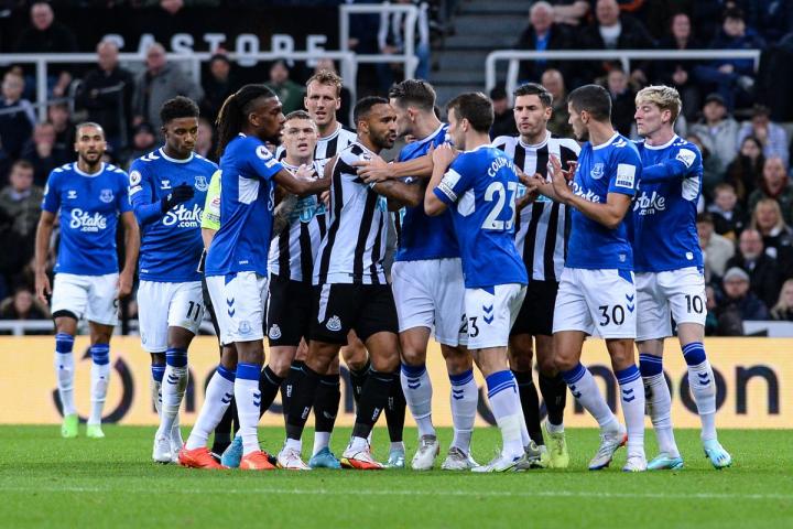 Image de Football. Everton, menacé de relégation malgré une victoire cruciale face à Nottingham Forest le week-end dernier, tente de se relever d'une déduction de 10 points en raison de violations des règles financières. Cette sanction maintient les Toffees dans les trois derniers, ajoutant de la complexité à leur prochain affrontement avec une équipe de Newcastle revigorée par une grande victoire en Premier League anglaise. Alors que l'équipe juridique d'Everton cherche à annuler la déduction de points, la victoire ne les a pas sortie de la zone de relégation. Ils font maintenant face à une équipe de Newcastle galvanisée par leur impressionnante victoire 1-0 contre Manchester United. Le manager des Magpies, Eddie Howe, est conscient que son équipe n'a remporté qu'un seul de ses huit derniers matchs à l'extérieur, mais il est encouragé par le fait que leurs hôtes n'ont remporté qu'une seule fois à Goodison Park en EPL cette saison. L'intrigue s'intensifie alors que les deux équipes luttent pour la cohérence et l'ascension dans le classement. L'entraîneur d'Everton, Sean Dyche, espère que son équipe remportera des victoires consécutives en Premier League pour la première fois en plus d'un an, créant ainsi une histoire captivante autour de la résilience de l'équipe. Dans ce contexte, le prochain match Everton contre Newcastle United à Goodison Park le jeudi 7 décembre prend une place centrale. Le coup d'envoi est prévu à 19 h 30 GMT, offrant aux téléspectateurs du monde entier un spectacle qui transcende les frontières géographiques. Stratégies pour la Diffusion Mondiale : Débloquer l'Accès avec un VPN Pendant que le match se déroule, les fans du monde entier cherchent des moyens de suivre le choc en direct. Pour ceux confrontés à des restrictions de visionnage locales, un VPN devient un outil précieux. Cette technologie permet non seulement de contourner les limitations géographiques, mais elle protège également contre d'éventuelles limitations de vitesse par les fournisseurs de services Internet. De plus, elle renforce la confidentialité, en faisant une solution pratique pour les voyageurs connectés à des réseaux Wi-Fi publics. L'utilisation stratégique d'un VPN permet aux utilisateurs de changer virtuellement leur emplacement sur différents appareils, assurant ainsi l'accès au match indépendamment des contraintes géographiques. Les services VPN populaires, tels qu'ExpressVPN, simplifient ce processus, offrant une solution fluide pour les amateurs de football du monde entier. Cependant, les utilisateurs doivent faire preuve de prudence pour éviter les fuites et garantir la conformité avec les restrictions de blackout. Bien que l'utilisation d'un VPN pour la diffusion sportive soit légale dans les pays où les VPN sont autorisés, le respect des abonnements aux services et des réglementations de blackout reste crucial pour éviter une éventuelle résiliation de compte. Diffusion Mondiale en Direct : Adapter des Solutions pour des Audiences Diversifiées Pour les téléspectateurs aux États-Unis, le match Everton contre Newcastle est diffusé sur Peacock. Un compte Peacock Premium ou Premium Plus est nécessaire pour regarder le match en direct. Pendant ce temps, le public britannique peut profiter du match exclusivement sur Amazon Prime Video, dans le cadre de sa couverture complète des matchs de la Premier League cette semaine. Au Canada, Fubo Canada détient les droits exclusifs de diffusion pour cette saison de Premier League, en faisant le service incontournable pour les amateurs de football canadiens. Les fans australiens peuvent suivre le match via Optus Sport, qui promet une couverture en direct de chaque match de la Premier League tout au long de la saison. Alors que les audiences mondiales s'engagent dans le choc Everton contre Newcastle, la convergence de la technologie, des défis juridiques et du fair-play crée une narration dynamique qui transcende les frontières traditionnelles. La possibilité de regarder le match devient non seulement un privilège géographique, mais aussi un témoignage de l'évolution du paysage mondial de la consommation sportive. Un Tableau Mondial du Football qui se Dévoile En conclusion, la rencontre Everton contre Newcastle incarne les défis, les triomphes et l'accessibilité mondiale inhérents au football moderne. La lutte d'Everton contre la relégation, juxtaposée à la résurgence de Newcastle, forme une histoire captivante. Les récits entrelacés de batailles juridiques, de stratégies managériales et de diffusion internationale soulignent la complexité de l'écosystème du football. Alors que les fans du monde entier se préparent à suivre le match, on ne peut s'empêcher de se demander quel sera l'impact des litiges juridiques sur l'équilibre compétitif. Les équipes peuvent-elles surmonter les défis financiers sans compromettre l'essence du sport ? Ces questions persistent, invitant les amateurs de football à réfléchir aux implications plus larges du beau jeu au-delà des limites de Goodison Park.