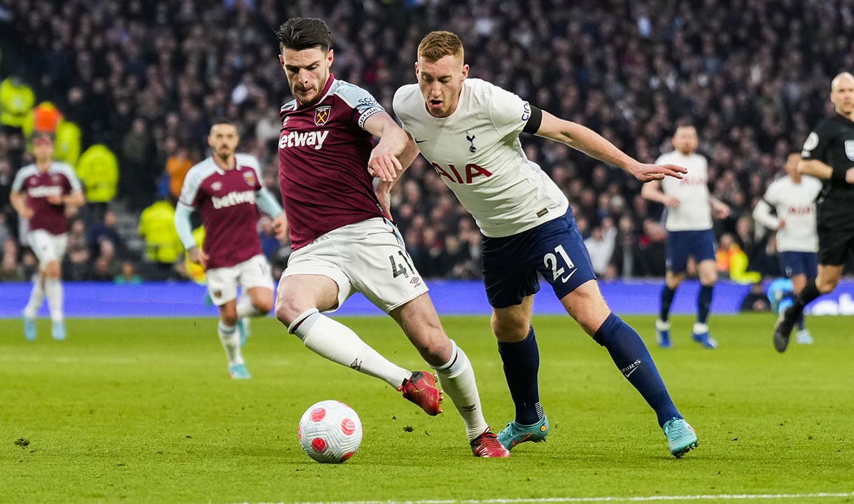 Image de Football. Le récent match nul contre Manchester City a marqué un arrêt crucial à la série de trois défaites consécutives de Tottenham. Pourtant, avec quatre matchs sans victoire, les Spurs, autrefois en tête, se retrouvent à naviguer à travers des défis en Premier League. Une victoire contre West Ham les attend, leur offrant l'opportunité d'atteindre 30 points après 15 matchs, exploit réalisé seulement deux fois auparavant dans l'histoire de la Premier League, en 2011-12 et 2018-19. Saison tumultueuse de Tottenham : Une Perspective Statistique Malgré avoir pris l'avantage lors de leurs quatre derniers matchs, la vulnérabilité de Tottenham depuis des positions gagnantes est flagrante. Ayant abandonné 13 points cette saison dans de tels scénarios, ils partagent cette triste distinction avec l'avant-dernier, Burnley. Le spectre de leurs trois défaites consécutives à domicile en championnat en 2008 plane, ajoutant une couche supplémentaire de complexité à leur situation actuelle. Acclamation de Moyes pour Postecoglou : Un Aperçu de la Perspective de West Ham David Moyes, manager de West Ham, loue l'impact d'Ange Postecoglou, le homologue de Tottenham, reconnaissant la transformation remarquable à White Hart Lane. Moyes considère Tottenham comme des concurrents redoutables, anticipant un match difficile. Il exprime sa surprise face à l'étonnement entourant le succès de Postecoglou, citant son excellente période à Celtic et l'impact significatif qu'il a eu sur le style de jeu et l'atmosphère de Tottenham. Premières Informations sur les Équipes : Problèmes de Blessures et Possibles Résurgences Tottenham, affligé par les blessures, accueille le défenseur Cristian Romero de retour de suspension, tandis que l'attaquant brésilien Richarlison vise une titularisation. West Ham envisage le retour du capitaine Kurt Zouma, absent pour des raisons personnelles, et fait face aux problèmes persistants de Michail Antonio avec les ischio-jambiers. La dynamique de l'équipe, influencée par ces considérations de composition, prépare le terrain pour un affrontement intrigant. Résilience de Postecoglou Face à l'Adversité Le manager de Tottenham, Ange Postecoglou, évoque la récente crise des blessures, soulignant la détermination et l'engagement de l'équipe. L'équipe, testée avec dix joueurs absents lors du match nul contre Manchester City, traverse des périodes difficiles. Malgré des performances positives, Postecoglou reconnaît la nécessité d'améliorer les résultats, créant une narration de résilience face à l'adversité. Paysage de la Premier League : Une Semaine de Rebondissements Alors que Tottenham se prépare à affronter West Ham, le paysage plus vaste de la Premier League se dévoile. La course en tête se resserre, Arsenal maintenant en tête, City confronté à des défis, et Tottenham envisageant un potentiel égalité de points. Le drame de la semaine, y compris la victoire palpitante de Manchester United contre Chelsea, souligne la nature imprévisible de la Premier League. Aspirations pour la Ligue des Champions : Les Enjeux pour Tottenham et West Ham Avec une victoire, Tottenham vise à égaliser les points avec City, intensifiant la compétition pour la qualification en Ligue des Champions. West Ham, cherchant une victoire, pourrait réduire l'écart jusqu'à la sixième place dans la course à la Ligue des Champions. La signification de cette rencontre s'étend au-delà du choc immédiat, façonnant la trajectoire des deux équipes dans leur quête du football européen. Une Rencontre Multifacette et la Question sans Réponse En conclusion, le match Tottenham Hotspur contre West Ham United encapsule les intrications d'une saison de Premier League en évolution. Le parcours de Tottenham, marqué par des défis et des subtilités statistiques, converge avec la résurgence de West Ham sous Postecoglou. Le flux et reflux de la dynamique d'équipe, les considérations de blessures et la narration plus vaste de la ligue créent une riche toile de récits footballistiques. Alors que le match se déroule au Tottenham Hotspur Stadium, on ne peut s'empêcher de se demander les futures torsions dans cette saison captivante. Comment Tottenham naviguera-t-il dans sa vulnérabilité depuis des positions gagnantes ? West Ham pourra-t-il maintenir sa trajectoire ascendante sous Postecoglou ? Les questions sans réponse persistent, invitant les amateurs de football à réfléchir à la nature imprévisible et en constante évolution du beau jeu.