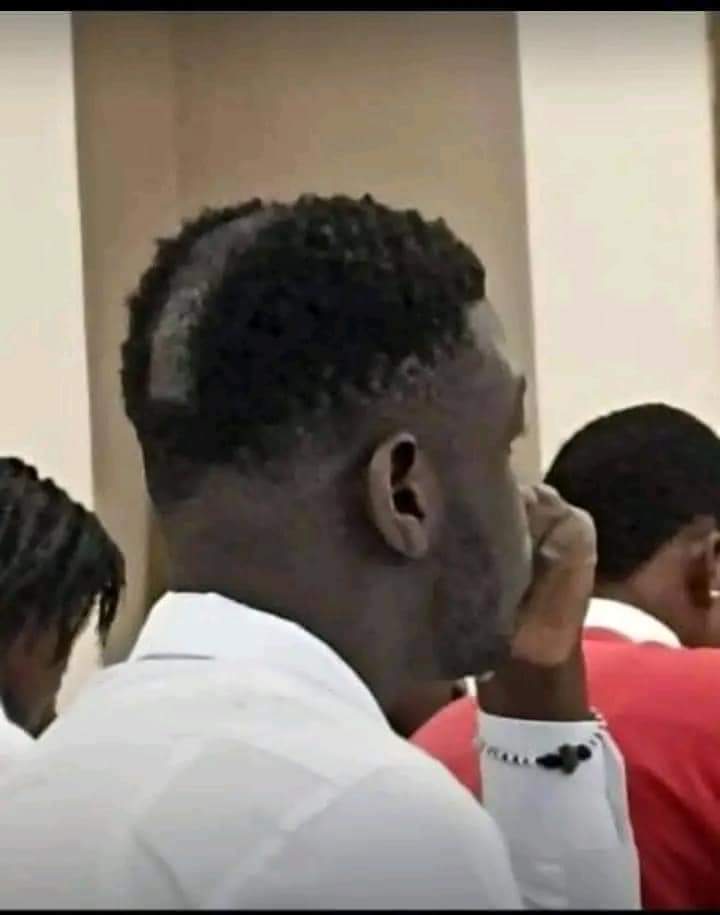 Image de Société. Des images ont récemment été publiées en rapport avec la coiffure de certains étudiants de l'université de San Pedro que l'on a trouvé quand même bizarre. Surpris de ce nouveau style de cheveux, l'on apprend que c'est l'acte d'un cadre de cette université publique qui a voulu affliger une punition aux coupes qu'il a jugé inapproprié. Il a juste eu besoin d'une tondeuse pour laisser une "autoroute" sur le crâne de ceux ci. Face à cette action, un observateur s'est permis de réagir et voici l'idée ressortie de son discours: "Choquée par les récents événements en ligne, ma consternation a atteint son comble en découvrant qu’administrateur, occupant un poste de secrétaire général au sein d'une université publique, s'est arrogé le pouvoir de dicter la coiffure des étudiants, justifiant ses actions par des critères de "correction" capillaire. Bien que je puisse comprendre qu'une institution éducative cherche à promouvoir la modestie en encourageant des choix capillaires considérés comme sobres, franchir la frontière entre la sensibilisation et l'imposition est non seulement discutable, mais aussi incompatible avec l'éthique et la diversité d'expression. Il est impératif de mettre fin à ces jugements basés sur l'apparence, surtout dans un environnement académique qui devrait être le bastion de la libre pensée. Prenons du recul et considérons plus largement la question. Des enseignants de renommée mondiale, arborant des tatouages audacieux et des coupes de cheveux uniques, démontrent que l'intelligence ne se mesure pas à l'apparence. Garder ses cheveux, loin d'être une transgression, incarne plutôt une affirmation personnelle précieuse qui mérite d'être préservée dans un environnement d'apprentissage aussi enrichissant que le nôtre. Face à de tels abus de pouvoir au sein de l'administration, je pense que le peuple ivoirien se doit de réagir en cultivant la notion de justice administrative. Il est crucial de rappeler que l'administration n'est pas tout-puissante, et que ses actes peuvent faire l'objet de procédures judiciaires dans le cadre du contentieux administratif lorsqu'elle transgresse ses limites. Je crois que le Ministère de la Justice et des Droits de l'Homme et les juridictions ivoiriennes doivent intensifier leurs efforts pour communiquer davantage sur le contentieux administratif, afin d'informer un plus grand nombre de citoyens sur leurs droits et les recours disponibles. Prochainement, je m'engagerai dans cet exercice afin de partager des informations au mieux de mes capacités avec mon réseau." Et vous, qu'en dites vous?