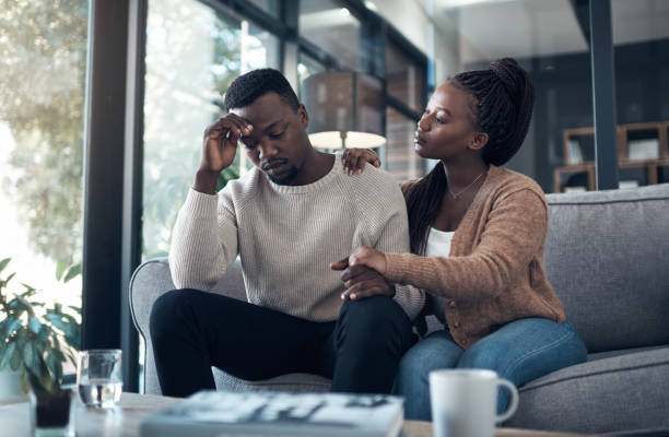 Image de Amour/Couple. Etre en couple avec une personne dépressive : est-ce possible ? Le sujet n'est pas seulement une question de relations, mais également une exploration des profondeurs de la compréhension, de la patience et de l'empathie. Rencontrer et s'engager dans une relation avec une personne dépressive peut être une expérience délicate. Au début, les signes peuvent être subtils, parfois camouflés derrière un sourire forcé ou des excuses habituelles. La dépression peut se présenter sous différentes formes, de la léthargie apparente à une irritabilité constante. Découvrir que votre partenaire est en proie à cette bataille intérieure peut être déconcertant, mais cela ne signifie pas nécessairement la fin de la relation. Comprendre la dépression : Une clé pour la survie de la relation La compréhension de la dépression est cruciale pour toute personne cherchant à établir une relation stable avec un être cher touché par ce trouble mental. Il est essentiel de réaliser que la dépression n'est pas une simple tristesse passagère, mais plutôt un état mental profondément enraciné qui nécessite souvent une intervention professionnelle. En comprenant la maladie, nous pouvons mieux appréhender les hauts et les bas qui accompagnent la vie avec une personne dépressive. Les défis au quotidien : Patience et soutien La vie quotidienne avec une personne dépressive peut être parsemée de défis. Des jours sombres où même les tâches les plus simples semblent insurmontables peuvent se succéder. La patience devient alors une vertu précieuse. Être en couple avec une personne dépressive exige un niveau de soutien constant, tout en respectant les limites personnelles. C'est un équilibre délicat entre être présent pour l'autre et éviter de s'oublier soi-même. L'empathie en action : Se mettre à la place de l'autre L'empathie devient le ciment qui maintient la relation debout. Se mettre à la place de son partenaire dépressif, ressentir ses émotions sans les absorber, et offrir un soutien sans jugement sont des compétences essentielles. La communication devient la passerelle vers une compréhension mutuelle, créant un espace où l'amour peut fleurir malgré les nuages sombres. Les rôles fluctuants : Être à l'écoute sans perdre soi-même Être en couple avec une personne dépressive peut entraîner des changements de dynamique inattendus. Les rôles de soutien peuvent s'inverser, où le partenaire dépressif devient parfois le pilier de l'autre. Il est important de maintenir une communication ouverte et honnête pour éviter que l'un ou l'autre ne se perde dans le rôle du soignant, au détriment de sa propre santé mentale. Les avantages cachés : Croissance personnelle et renforcement du lien Bien que les défis soient nombreux, être en couple avec une personne dépressive peut également offrir des opportunités de croissance personnelle et renforcer le lien entre les partenaires. En naviguant ensemble à travers les tempêtes, la confiance et la solidarité peuvent se développer, créant une fondation solide pour la relation. Quand la dépression devient trop lourde : L'importance de demander de l'aide Cependant, il est crucial de reconnaître les limites de la relation. Parfois, la dépression peut devenir écrasante, nécessitant une intervention professionnelle. Dans ces moments, demander de l'aide ne doit pas être perçu comme un échec, mais plutôt comme un acte de responsabilité envers soi-même et envers son partenaire. En conclusion, être en couple avec une personne dépressive est une aventure complexe qui demande du courage, de la compréhension et de la persévérance. Si les deux partenaires sont prêts à s'engager dans un voyage où l'amour est la boussole, la relation peut survivre et même prospérer malgré les défis inhérents à la dépression. La clé réside dans la compréhension mutuelle, l'empathie active et la volonté constante de grandir ensemble, même lorsque les vagues menacent de submerger le navire de l'amour.