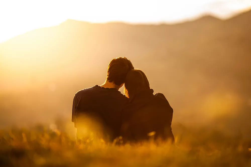 Image de Amour/Couple. Peut-on réapprendre à aimer, ou sommes-nous condamnés à accepter que c'est une cause perdue ? C'est un sujet qui évoque des sentiments complexes, des expériences variées et des questionnements profonds sur la nature même de l'amour. Alors, prenons le temps de plonger ensemble dans les méandres de cette interrogation, en explorant les nuances et les possibilités qui se dessinent devant nous. La Nature Changeante de l'Amour : Une Réflexion Personnelle Au fil des années, j'ai été le témoin de différentes facettes de l'amour, de ses débuts passionnés à ses épreuves inévitables. Les relations humaines sont une toile complexe de sentiments, de compromis et d'interactions. La question de savoir si l'on peut réapprendre à aimer après avoir été blessé, trahi, ou simplement déçu, me semble être une porte ouverte sur l'âme, où résonnent les échos de nos expériences personnelles. Les Blessures de l'Amour : Un Parcours Semé d'Obstacles Lorsque l'amour nous blesse, que ce soit par une rupture douloureuse, une trahison amoureuse, ou tout simplement par l'usure du temps, il peut sembler que réapprendre à aimer soit une tâche herculéenne. Les cicatrices émotionnelles peuvent être profondes, la confiance ébranlée, et le cœur emprisonné dans les chaînes de la méfiance. Cependant, la question persiste : est-ce vraiment une cause perdue ? La Possibilité de la Résilience : Un Nouveau Chapitre de l'Amour La résilience humaine est une force étonnante. Bien que le chemin puisse être escarpé, réapprendre à aimer n'est pas nécessairement synonyme de nier ou d'effacer le passé. Au contraire, cela pourrait être l'occasion de forger un amour renouvelé, teinté de sagesse et de maturité. La résilience nous invite à embrasser la possibilité d'un nouveau chapitre dans notre livre de l'amour, un chapitre qui intègre les leçons du passé sans être entravé par ses fardeaux. La Quête de l'Amour Propre : Un Prélude à l'Amour Externe Réapprendre à aimer peut également être une quête intérieure vers l'amour-propre. Se redécouvrir, s'accepter avec ses imperfections, et s'aimer soi-même sont des étapes cruciales. L'amour de soi sert souvent de fondation à l'amour que l'on peut partager avec les autres. Cultiver une relation saine avec soi-même peut devenir le prélude à une relation épanouissante avec un partenaire. L'Acceptation des Limites Humaines : Une Sagesse Qui Se Dévoile Cependant, il est également important de reconnaître que tout le monde ne peut pas réapprendre à aimer de la même manière, au même rythme, ou même du tout. Certaines blessures peuvent laisser des marques indélébiles, et l'acceptation de cette réalité peut être une forme de sagesse. Parfois, la guérison réside dans l'acceptation plutôt que dans la transformation, et cela ne devrait pas être considéré comme un échec. Le Risque et la Récompense de l'Amour : Un Équilibre Délicat Réapprendre à aimer comporte toujours un certain niveau de risque. C'est une plongée dans l'inconnu, où les cicatrices du passé peuvent s'entrelacer avec les espoirs du futur. Le risque d'être blessé à nouveau peut sembler décourageant, mais c'est peut-être là que réside la beauté de l'amour : dans sa capacité à transcender la peur et à offrir des récompenses incommensurables. Les Différentes Formes de l'Amour : Une Exploration Infinie Lorsque l'on se demande si réapprendre à aimer est possible, il est essentiel d'explorer les multiples facettes de l'amour. L'amour romantique n'est qu'une des nombreuses expressions de cette émotion complexe. L'amour familial, l'amitié profonde, et même l'amour envers soi-même sont des domaines riches en possibilités de réapprentissage et de croissance émotionnelle. L'Évolution de l'Amour : Une Constante Dynamique L'amour, en fin de compte, n'est pas statique. Il évolue, se transforme, et trouve de nouvelles voies au fil du temps. Réapprendre à aimer peut être considéré comme une participation active à cette évolution constante. C'est une démarche qui implique la volonté de grandir, d'accepter le changement, et d'embrasser les nouvelles dimensions que l'amour peut revêtir au fur et à mesure que nous avançons dans notre vie. En conclusion, la question de savoir si l'on peut réapprendre à aimer ou s'il est plus sage d'accepter que c'est une cause perdue est une interrogation intime qui résonne en chacun de nous. Mon opinion personnelle penche vers l'idée que l'amour, bien que complexe et parfois douloureux, offre des opportunités infinies de renouveau et de croissance. Cependant, il est important de reconnaître que chacun marche sur un chemin unique, et la réponse à cette question dépend souvent des expériences individuelles, de la résilience personnelle, et de la volonté d'explorer les multiples facettes de l'amour. Peut-être que la clé réside dans l'ouverture d'esprit, la compassion envers soi-même et les autres, et la conviction que, même dans les moments les plus sombres, l'amour a le pouvoir de guérir et de transcender.