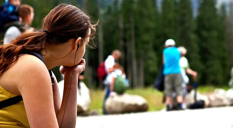 Image de Amour/Couple. Traverser la douleur d'une rupture est une expérience déchirante, mais lorsque l'on se retrouve sans personne à qui se confier, la solitude semble encore plus accablante. Mon cœur saigne en abordant ce sujet, car la réalité émotionnelle qui en découle est une montagne difficile à gravir. Aujourd'hui, je souhaite explorer cette situation délicate où l'amant nous quitte et où la solitude devient notre unique compagne. Comment faire face à cette douleur, comment trouver du réconfort et comment se reconstruire lorsque le monde semble s'effondrer autour de nous ? Le Vide Après le Départ : Une Mer d'Émotions Contradictoires La fin d'une relation amoureuse crée un vide profond, une mer d'émotions contradictoires qui nous submergent. La tristesse, la colère, le désespoir, tous ces sentiments se bousculent dans notre esprit. Et quand personne n'est là pour essuyer nos larmes ou simplement écouter, la solitude devient une compagne cruelle. La première étape pour affronter cette situation est de reconnaître ces émotions, de les accepter sans jugement et de comprendre que la guérison prend du temps. L'Importance de l'Expression Émotionnelle : Libérer le Fardeau Intérieur Si personne n'est là pour écouter, la meilleure personne à qui parler est soi-même. L'expression émotionnelle est cruciale dans le processus de guérison. Écrire dans un journal, enregistrer vos pensées, ou simplement prononcer à voix haute vos sentiments peut être libérateur. Laisser sortir ce fardeau intérieur contribue à alléger le poids sur votre cœur et à commencer le processus de guérison. Rechercher un Soutien Extérieur : Amis, Famille, ou Professionnels Lorsque l'amant nous quitte et que la solitude nous étouffe, il est essentiel de rechercher un soutien extérieur. Les amis, la famille, ou même des professionnels de la santé mentale peuvent offrir une oreille attentive et des conseils bienveillants. Il est crucial de ne pas hésiter à atteindre ceux qui sont prêts à nous entourer de compréhension et d'empathie. Les Groupes de Soutien : Trouver une Communauté de Compassion Dans l'ère numérique, les groupes de soutien en ligne peuvent également être une ressource précieuse. Il existe des communautés virtuelles où des personnes partageant des expériences similaires se rassemblent pour se soutenir mutuellement. Rejoindre un de ces groupes peut apporter un sentiment de connexion et briser la solitude en permettant l'échange avec d'autres qui comprennent la douleur que vous ressentez. Accepter la Solitude Temporaire : Se Retrouver en Soi-Même Bien que la solitude puisse être accablante, elle offre également une opportunité de se retrouver en soi-même. Prendre du recul, réfléchir à nos besoins, nos désirs, et redécouvrir nos passions peut être un aspect positif de cette période difficile. Accepter la solitude temporaire peut être le premier pas vers la construction d'une relation plus solide avec soi-même. Les Activités Réconfortantes : Trouver du Plaisir dans la Solitude Investir du temps dans des activités réconfortantes peut aider à égayer les moments solitaires. Que ce soit la lecture, la peinture, la musique ou toute autre activité qui apaise l'âme, s'accorder ces moments de plaisir personnel peut faire des merveilles pour le moral. Trouver du bonheur dans la solitude est un puissant moyen de résilience. Éviter l'Isolation : Sortir et Explorer le Monde Bien que la tentation soit grande de s'isoler complètement, sortir et explorer le monde peut être un antidote à la solitude. Reconnecter avec des amis, participer à des activités sociales, ou tout simplement prendre une promenade en plein air peut élargir notre perspective et nous rappeler qu'il y a une vie au-delà de la douleur de la rupture. Se Donner le Temps de Guérir : La Patience Comme Alliée La guérison émotionnelle est un processus qui nécessite du temps. Il est essentiel de se donner la permission de ressentir, de pleurer et de traverser les différentes étapes du deuil d'une relation. La patience devient une alliée précieuse dans cette démarche, et il est important de ne pas précipiter le processus. Apprendre de l'Expérience : Une Croissance Personnelle Profonde La douleur d'une rupture peut également être une opportunité de croissance personnelle profonde. Prendre le temps d'examiner la relation passée, comprendre les leçons apprises et réfléchir à ce que l'on recherche dans une relation future sont des étapes cruciales. Chaque expérience, même douloureuse, peut devenir un catalyseur pour une version plus forte et plus éclairée de soi-même. Cultiver l'Amour de Soi : La Clé de la Résilience Au cœur de la guérison se trouve l'amour de soi. Cultiver la bienveillance envers soi-même, pratiquer l'auto-compassion et reconnaître sa propre valeur sont des éléments clés pour surmonter une rupture. Lorsque l'amant nous quitte, il est essentiel de se rappeler que notre valeur ne dépend pas de l'amour d'une seule personne. Considérer le Professionnalisme : Un Soutien Structuré Si la douleur persiste et devient écrasante, envisager de consulter un professionnel de la santé mentale peut être une démarche judicieuse. Un thérapeute qualifié peut offrir un soutien structuré, des outils pour faire face à la douleur émotionnelle, et guider vers un chemin de guérison plus équilibré. En conclusion, être quitté par un amant et se retrouver sans personne à qui se confier est une épreuve difficile, mais pas insurmontable. Naviguer dans la solitude après une rupture demande de l'acceptation, de la patience, et parfois, de demander de l'aide extérieure. La guérison est un processus individuel, mais il est crucial de se rappeler que la vie continue au-delà