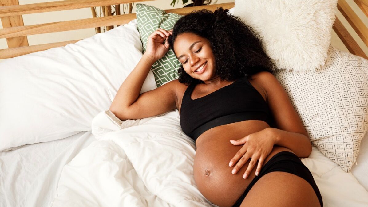 Image de Famille. Lorsque l'on devient parent, chaque petite nuance du comportement de notre bébé devient le centre de notre attention et suscite des interrogations. Parmi ces préoccupations, une observation fréquente chez les bébés de six mois attire l'attention : le fait qu'ils bougent sans arrêt leurs doigts. En tant que parent concerné, je me suis également trouvé face à cette situation intrigante, cherchant à comprendre les raisons derrière ce comportement. Aujourd'hui, je souhaite explorer cette question délicate, partager mes propres expériences et connaissances, et peut-être apporter des éclaircissements pour d'autres parents qui se questionnent sur le même sujet. Les Premiers Mois de la Vie : Une Période de Découverte et d'Exploration Les premiers mois de la vie d'un bébé sont une période de découvertes constantes et d'exploration sensorielle. Chaque petit geste, chaque mouvement est une étape dans le développement moteur et cognitif du nourrisson. Les mains, en particulier, deviennent des outils d'exploration essentiels, permettant au bébé de comprendre le monde qui l'entoure. Ainsi, le mouvement incessant des doigts peut simplement être une expression naturelle de cette curiosité innée. Le Développement Moteur : Acquisition de Compétences Motrices Fines Le mouvement des doigts à l'âge de six mois s'inscrit souvent dans le cadre du développement moteur fin du bébé. À ce stade, les petits doigts commencent à acquérir des compétences motrices de plus en plus précises. Les bébés explorent le mouvement de leurs doigts, apprennent à saisir des objets entre leurs pouces et leurs doigts, et développent une coordination œil-main. Ce processus est crucial pour l'acquisition de compétences telles que la préhension, la manipulation d'objets, et même plus tard, l'écriture. L'Expression d'Émotions et de Sensations : Un Langage Non Verbal Le mouvement des doigts peut également être une forme d'expression des émotions et des sensations. Les bébés, encore incapables de s'exprimer verbalement, utilisent souvent des mouvements corporels pour communiquer. Les doigts peuvent être une extension naturelle de cette communication non verbale, reflétant l'excitation, la curiosité, ou même le besoin de réconfort. C'est une façon pour le bébé de se connecter avec son environnement et avec vous, en tant que parent. La Découverte Sensorielle : Exploration Tactile du Monde Les bébés découvrent le monde à travers leurs sens, et le toucher est l'un des premiers sens à se développer. Bouger constamment les doigts peut être une manifestation de la découverte sensorielle, où le bébé explore les textures, les formes et les sensations au bout de ses doigts. C'est une étape importante dans le développement cognitif, où le bébé commence à comprendre son propre corps et à percevoir son environnement par le toucher. Le Besoin de Stimulation : Répondre à la Curiosité Innée Le besoin de stimulation est profondément ancré chez les bébés. Ils sont constamment en quête de nouvelles expériences sensorielles pour nourrir leur curiosité innée. Le mouvement des doigts peut être une réponse à ce besoin de stimulation. En fournissant des jouets adaptés à leur stade de développement, les parents peuvent encourager cette exploration tout en offrant des opportunités d'apprentissage précieuses. L'Émergence de l'Autonomie : Un Pas vers l'Indépendance À mesure que les bébés grandissent, ils commencent à explorer leur autonomie et leur indépendance. Le mouvement des doigts peut être lié à cette émergence de l'indépendance, où le bébé découvre qu'il peut agir sur son propre corps, contrôler ses mouvements et interagir avec son environnement d'une manière qui lui est propre. C'est une étape fondamentale vers le développement de la motricité et de la confiance en soi. Les Facteurs Environnementaux : Réaction aux Stimuli Externes Parfois, le mouvement constant des doigts peut être une réaction aux stimuli externes. Des lumières clignotantes, des couleurs vives, des textures intéressantes peuvent attirer l'attention du bébé et déclencher des mouvements des doigts. Il est important d'observer l'environnement du bébé et de voir s'il réagit spécifiquement à certains stimuli. Le Rôle des Jouets et des Objets : Encourager le Développement Moteur L'introduction de jouets et d'objets adaptés à l'âge peut jouer un rôle essentiel dans le développement moteur fin du bébé. Des hochets, des jouets à textures variées, des objets à saisir peuvent stimuler les sens du bébé et encourager des mouvements coordonnés des doigts. Ces jouets peuvent également fournir une source d'amusement et de divertissement. Quand S'inquiéter : Les Signes à Observer Bien que le mouvement constant des doigts soit généralement une partie normale du développement, il est toujours important d'être attentif à certains signes qui pourraient indiquer des préoccupations. Si le bébé semble agité de manière excessive, si les mouvements semblent douloureux, ou s'il y a d'autres comportements inhabituels, il est recommandé de consulter un professionnel de la santé pour écarter toute préoccupation médicale potentielle. En conclusion, voir son bébé de six mois bouger sans arrêt ses doigts peut susciter des questions et des préoccupations, mais il est essentiel de se rappeler que c'est souvent une partie normale du développement. Observer attentivement, comprendre les différentes raisons derrière ce comportement et encourager l'exploration et le développement moteur peuvent contribuer à soutenir le bien-être de votre bébé. Chaque mouvement est une étape vers l'autonomie, l'indépendance, et l'établissement d'une connexion riche avec le monde qui l'entoure.