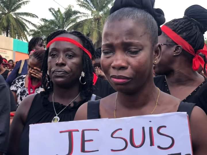 Image de Société. En soutien à tout le corps enseignant endeuillé par l'assassinat crapuleux de l'une d'elle courant le mois de Novembre, les enseignants de côte d'ivoire ont observé ce jour une journée en mémoire de la défunte institutrice. Ce qui a occasionné une fermeture des établissements primaires et préscolaires sur toute l'étendue du territoire ivoirien. On espère juste des mesures seront prises par les autorités afin de garantir la sécurité du personnel d'état affecté dans des contrées du territoire ivoirien. Et au-delà, garantir la sécurité de toute la population ivoirienne.