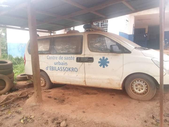 Image de Société. L'unique ambulance reliant Ebilassokro à Abengourou, distante de 45 kilomètres, est hors service depuis plusieurs mois, stationnée dans le garage de l'ancien Centre de santé de la ville. Les habitants se trouvent confrontés à d'énormes difficultés pour évacuer les malades, devant recourir à des moyens de transport inadaptés tels que des motos ou les transports en commun comme les Badjan. La situation est préoccupante, illustrée par la présence poussiéreuse et immobilisée de l'ambulance portant l'immatriculation D 55 395 dans le garage. Espérons que les autorités prendront des mesures pour résoudre ce problème et assurer le bien-être des habitants d'Ebilassokro.