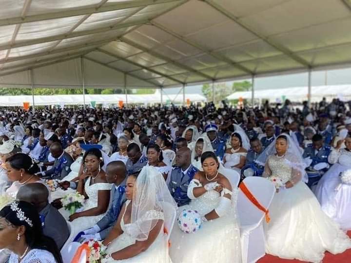 Image de Société. Le mariage collectif organisé par la gendarmerie à la caserne d'Agban a suscité un engouement considérable au sein de la communauté des gendarmes, réunissant près de 130 couples désireux de régulariser leur situation matrimoniale. Cette initiative novatrice vise à simplifier et encourager la légalisation des unions au sein de la force de gendarmerie, offrant ainsi une opportunité pratique et efficiente pour ces couples. L'objectif principal de cette opération est de faciliter la régularisation des situations matrimoniales de nombreux membres de la gendarmerie, tout en réduisant les coûts liés à ces démarches administratives. En effet, le regroupement de multiples unions au sein d'une même cérémonie permet des économies substantielles, tant pour les couples que pour l'institution. Parallèlement à cette initiative, une église locale à Gagnoa a également pris l'initiative d'organiser la célébration de mariages regroupant 35 couples. Cette démarche démontre que cette tendance de mariages collectifs gagne en popularité et en diversité, dépassant les frontières de la gendarmerie pour toucher d'autres communautés et institutions religieuses. Les avantages multiples de ces mariages collectifs sont largement salués par les couples participants. Tout d'abord, sur le plan financier, cette approche leur permet de réaliser des économies substantielles en réduisant les coûts inhérents à l'organisation individuelle d'une cérémonie de mariage. Les frais liés à la location de salle, à la décoration, aux tenues et aux prestations des officiants sont considérablement réduits grâce à cette démarche collective. De plus, cette pratique favorise un sentiment de communauté et de solidarité parmi les membres de la gendarmerie ou les fidèles de l'église, renforçant les liens au sein de ces groupes. La célébration commune de ces unions crée un moment de partage et de convivialité, renforçant ainsi les relations au sein de ces communautés. Sur un aspect plus large, ces mariages collectifs ont un impact positif sur la société en général. En favorisant la régularisation des unions, ils contribuent à la stabilité familiale et sociale des couples concernés. De plus, en réduisant les coûts, ils permettent à des couples ayant des ressources financières limitées d'accéder plus facilement à une légalisation de leur union, renforçant ainsi l'égalité d'accès à ce droit fondamental. Cette tendance émergente de mariages collectifs souligne également l'importance de la collaboration entre les institutions publiques, telles que la gendarmerie, et les organisations religieuses ou civiles locales. Cette coopération mutuelle contribue à offrir des solutions innovantes pour répondre aux besoins des citoyens, tout en favorisant un esprit d'entraide et de soutien au sein de la société. En somme, les mariages collectifs organisés par la gendarmerie et les institutions religieuses locales représentent une réponse pragmatique et bénéfique pour les couples désireux de régulariser leur situation matrimoniale. Ces événements symbolisent non seulement l'union de deux personnes, mais aussi la convergence d'efforts visant à promouvoir l'accessibilité, la solidarité et la stabilité au sein de la société.