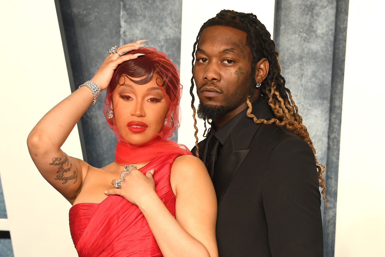 Image de Célébrités. Belcalis Almánzar, l'artiste américaine plus connue sous le nom de Cardi B, a confirmé la fin de son mariage avec son mari, Offset. Les rumeurs de divorce du couple ont enflammé Internet après une série de messages cryptiques apparus sur la page Instagram de Cardi la semaine dernière. Dans l'un des posts, la rappeuse a déclaré qu'elle se débarrassait de "poids mort" dans la nouvelle année. "...et quand il s'agit de poids mort... je parle de mentalité, de procrastination, de paresse et de personnes. Beaucoup de gens sont un poids mort aussi. L'année prochaine sera entièrement consacrée à moi," a-t-elle dit. Dans un autre post, elle a écrit : "Vous savez quand vous grandissez simplement hors d'une relation. J'en ai marre de protéger les sentiments des gens... JE DOIS ME METTRE EN PREMIER." Le couple s'est également désabonné mutuellement de leurs pages Instagram la semaine dernière. Lors d'une session Instagram Live lundi, la rappeuse de "WAP" a confirmé sa rupture avec son mari. "Je ne sais pas si vous avez remarqué des indices de ma part sur mon Live, enfin... ou sur mes Instagram Stories, où je mets certaines musiques. En ce qui concerne les événements et tout ça, je ne pense pas que ce soit vrai, je m'en fiche de le découvrir parce que je suis célibataire depuis un moment maintenant. Mais j'ai eu peur... pas peur, je ne sais juste pas comment dire au monde. La dernière fois que j'ai fait un Live, je voulais un peu vous le dire, mais je ne savais pas comment vous le dire, alors j'ai changé d'avis. Mais ça fait un moment que ça se passe comme ça," a-t-elle déclaré. Rumeurs, Réalité et Nouveaux Départs La confirmation de la fin du mariage de Cardi B et Offset met fin à des semaines de spéculations et de rumeurs qui ont agité la sphère médiatique. Les indices disséminés sur les réseaux sociaux ont alimenté la curiosité des fans et des observateurs, laissant présager un dénouement imminent. Les messages énigmatiques partagés par Cardi B sur Instagram ont jeté une lumière particulière sur les raisons potentielles de la rupture. L'utilisation de termes tels que "poids mort" et le besoin de se mettre en premier suggèrent des considérations profondes et personnelles qui ont probablement joué un rôle dans la décision du couple. Les allégations formulées par le rappeur américain Blueface, accusant Offset d'avoir eu une relation avec la mère de son enfant, Chrisean Rock, ont également ajouté un élément de controverse à la situation. Les rumeurs de relations extra-conjugales et les spéculations sur les infidélités ont souvent été un élément délicat dans les relations de célébrités, ajoutant une couche supplémentaire de complexité à la situation. L'Annonce Officielle : Entre Hésitation et Révélation L'annonce officielle de la rupture est venue lors d'une session Instagram Live de Cardi B, où elle a partagé ses sentiments et ses pensées avec ses followers. Son admission selon laquelle elle était célibataire depuis un certain temps, malgré les spéculations persistantes, souligne la difficulté de partager des aspects personnels de sa vie avec le public. Le dilemme de choisir le bon moment et la bonne manière de faire une annonce aussi personnelle est un défi auquel de nombreuses personnalités publiques sont confrontées. La pression médiatique et l'attention du public peuvent rendre ces moments particulièrement complexes et délicats. La transparence de Cardi B dans sa communication avec ses fans témoigne d'une certaine vulnérabilité, offrant un aperçu rare de la réalité derrière le glamour de la vie de célébrité. Le partage de ses émotions et de ses pensées sur son statut relationnel contribue à humaniser l'expérience, même dans le contexte souvent artificiel du monde du divertissement. Impact sur la Carrière et l'Image Publique Les ruptures de célébrités sont souvent scrutées de près, non seulement pour la compréhension des dynamiques personnelles, mais aussi pour leur impact potentiel sur la carrière et l'image publique des personnes impliquées. Cardi B et Offset sont des personnalités influentes dans l'industrie musicale et leur vie personnelle est souvent sous les feux des projecteurs. Les fans se demandent maintenant comment cette rupture pourrait influencer la musique future de Cardi B et la manière dont elle se présente médiatiquement. L'expérience personnelle peut souvent inspirer des artistes à créer des œuvres plus profondes et authentiques, mais cela peut également introduire des défis supplémentaires dans la gestion de l'image publique. Les Réseaux Sociaux comme Tribune Personnelle L'utilisation par Cardi B des réseaux sociaux comme plateforme pour partager des moments intimes de sa vie reflète une tendance croissante parmi les célébrités. Les médias sociaux offrent une tribune personnelle où les individus peuvent communiquer directement avec leur public, contournant souvent les canaux médiatiques traditionnels. Cependant, cette proximité peut également s'accompagner de défis, notamment la gestion de la vie privée, la pression des fans et la réaction rapide aux événements person