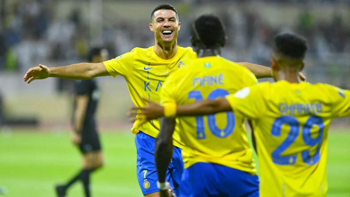 Image de Football. Al Nassr triomphe d'Al Shabab 5-2 en quarts de la Coupe King, avec un but crucial de Ronaldo assurant une place en demi-finales Le quart de finale de la Coupe King entre Al Shabab et Al Nassr a offert un spectacle époustouflant au stade Al-Shabab Club à Riyad, en Arabie Saoudite. Les temps forts de cette rencontre ont dévoilé un match passionnant, marqué par des moments clés et des performances exceptionnelles. Dès le début, Al Shabab a pris l'initiative, mais a raté une pénalité précoce, ouvrant la voie à une contre-attaque fulgurante d'Al Nassr qui a abouti à un premier but. Malgré une égalisation de l'équipe locale, Al Nassr a maintenu sa domination, marquant deux autres buts cruciaux en première mi-temps. La seconde période a également été riche en rebondissements, avec des moments marquants tels que le but de Ronaldo, scellant ainsi la victoire et la place d'Al Nassr en demi-finale. Les temps forts individuels, tels que le tir de Ronaldo et les performances de joueurs clés comme Maran, ont ajouté à l'intensité du match. Les cinq buts d'Al Nassr ont démontré une remarquable efficacité offensive, tandis que des opportunités manquées et une pénalité ratée par Al Shabab ont contribué à l'issue du match. Le résultat final, une victoire 5-2 en faveur d'Al Nassr, a consolidé sa place parmi les meilleures équipes de la compétition. La performance globale de l'équipe a suscité l'admiration des amateurs de football et a confirmé son statut de prétendant sérieux au titre de la Coupe King. En tant que passionnés de football réfléchissent sur ce quart de finale intense, des questions surgissent naturellement. Comment cette victoire influencera-t-elle le parcours d'Al Nassr dans les prochaines étapes de la compétition ? Quelles leçons Al Shabab tirera-t-il de cette rencontre pour ses futures performances ? Le reste de la Coupe King promet-il des moments aussi palpitants et des performances aussi exceptionnelles ?