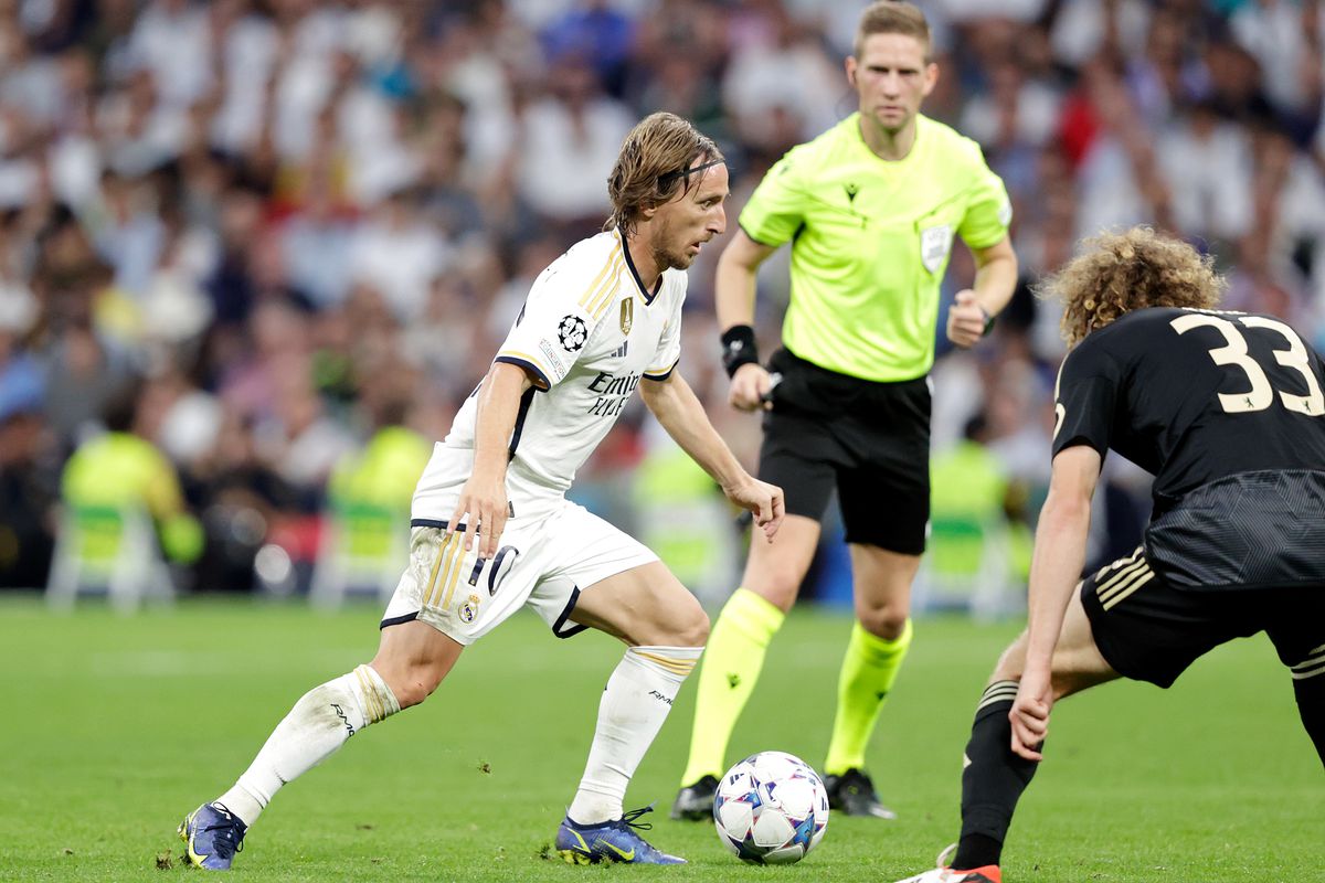 Image de Football. Dans un match en apparence sans conséquence pour le Real Madrid, qui a déjà assuré la victoire du groupe, la rencontre contre l'Union Berlin révèle un tournant stratégique pour les Merengues. Sans enjeu particulier, l'entraîneur Carlo Ancelotti envisage des rotations importantes, offrant une opportunité unique aux talents émergents et reposant des joueurs clés. Cependant, la signification réside dans la qualification potentielle de l'Union Berlin en Ligue Europa, conditionnée à une victoire contre Madrid. Cet article se plonge dans les compositions d'équipes prévues, les débuts potentiels et les implications plus larges de cette confrontation. Compositions d'Équipes Prévues La composition d'équipe prévue du Real Madrid présente des changements notables, avec le joueur de l'académie Nico Paz occupant probablement une place de titulaire. Alors que Bellingham devrait se reposer, Paz est prêt pour ses débuts aux côtés de Fran Garcia, Nacho et Ceballos. Cette réorganisation introduit un élément dynamique dans la composition, soulignant l'inclination d'Ancelotti à nourrir les jeunes talents. La composition d'équipe prévue de l'Union Berlin témoigne de leur intention de tirer parti de l'équipe remaniée du Real Madrid. Avec la perspective de la qualification en Ligue Europa en suspens, l'Union Berlin aligne une composition redoutable, comprenant Ronnow, Juranovic, Knoche et Volland. Le choc des stratégies entre un Real Madrid expérimental et une Union Berlin ambitieuse crée les conditions d'un affrontement intrigant. Considérations Stratégiques La décision de reposer des joueurs clés tels que Bellingham et d'intégrer des talents de l'académie comme Nico Paz met en lumière l'approche tournée vers l'avenir du Real Madrid. La volonté d'Ancelotti d'expérimenter dans un match en apparence insignifiant souligne l'engagement du club envers le développement des jeunes et le maintien de la condition physique des joueurs pour la saison à venir. L'Équation de la Ligue Europa Alors que le Real Madrid peut percevoir ce match comme sans conséquence, l'Union Berlin nourrit des aspirations de qualification en Ligue Europa. L'issue de cette rencontre revêt une importance capitale pour l'Union Berlin, modifiant potentiellement leur trajectoire européenne. Le choc devient un terrain d'essai pour les deux équipes – le Real Madrid expérimentant et l'Union Berlin luttant pour une victoire cruciale. Détails du Match Alors que l'Olympiastadion de Berlin accueille cette confrontation le 12 décembre 2023 à 21h00 CET (15h00 EST), les projecteurs se braquent sur la dynamique qui se déroule sur le terrain. Le lieu, associé aux options de diffusion télévisée et en streaming disponibles, prépare le terrain pour un public mondial. Comment Regarder et Diffuser Pour les fans impatients d'assister à ce spectacle stratégique, Movistar Liga Campeones et Paramount offrent une couverture télévisée. Paramount+ et Fubo.TV proposent des options de diffusion en continu, garantissant que les amateurs du monde entier peuvent se brancher pour suivre le récit en développement de l'approche expérimentale du Real Madrid face à la quête de gloire européenne de l'Union Berlin. Dans le contexte de ce qui pourrait sembler être un match "sans signification", le face-à-face entre le Real Madrid et l'Union Berlin révèle un récit nuancé de décisions stratégiques, de talents émergents et des implications plus vastes des aspirations en Ligue Europa. À mesure que le coup de sifflet final se fait entendre, la question persiste : Comment les résultats de ce match façonneront-ils les trajectoires du Real Madrid et de l'Union Berlin dans les chapitres à venir de la saison ?