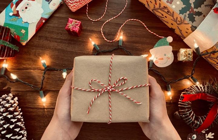 Image de Amour/Couple. En matière de choix de cadeaux d'anniversaire pour un couple, les possibilités sont vastes et la recherche de la perle rare peut parfois s'avérer être un défi excitant. Ayant moi-même été confronté à cette quête créative à plusieurs reprises, je suis ravi de partager mes réflexions et suggestions personnelles sur le sujet. Lorsqu'il s'agit de célébrer l'amour et la complicité qui unissent un couple, je privilégie souvent des cadeaux qui vont au-delà de l'aspect matériel. Les expériences partagées ont une façon unique de renforcer les liens, c'est pourquoi offrir un voyage romantique peut être une idée exceptionnelle. Que ce soit une escapade de week-end dans un endroit pittoresque ou une aventure plus élaborée à l'étranger, créer des souvenirs ensemble peut s'avérer être le plus précieux des présents. Cependant, je suis également conscient que les contraintes de temps et de budget peuvent parfois limiter les options de voyage. Dans de telles situations, je me tourne souvent vers des cadeaux qui témoignent d'une réflexion profonde et d'une compréhension des préférences individuelles des partenaires. Par exemple, la personnalisation est une clé essentielle. Un bijou gravé, une œuvre d'art personnalisée ou même un livre photo racontant l'histoire de leur relation peuvent créer des cadeaux mémorables et significatifs. En explorant davantage le royaume des cadeaux immatériels, j'ai découvert l'option des cours et ateliers à partager. Que ce soit une leçon de cuisine, une séance de poterie ou un cours de danse, ces expériences offrent non seulement une opportunité d'apprendre quelque chose de nouveau ensemble, mais aussi de renforcer la complicité en partageant des moments de rires et de découverte. Parfois, le chemin du cœur passe par l'estomac, et c'est pourquoi je ne sous-estime jamais le pouvoir des délices culinaires. Un dîner romantique préparé à la maison, avec une attention particulière portée aux plats préférés de chacun, peut créer une ambiance intime et chaleureuse. Si le temps manque pour cuisiner, une soirée dans le restaurant préféré du couple peut également être une option délicieuse. En ce qui concerne les cadeaux plus tangibles, je suis souvent attiré par des articles qui favorisent la détente et le bien-être. Un ensemble de spa à utiliser à la maison, des séances de massage ou même une adhésion à un club de bien-être peuvent offrir des moments de tranquillité et de plaisir, contribuant ainsi à renforcer la connexion émotionnelle entre les partenaires. Lorsque je réfléchis à la sélection du cadeau parfait, je considère également les intérêts communs du couple. S'ils partagent une passion pour la musique, des billets pour un concert ou un festival pourraient être une excellente option. Pour les amateurs de cinéma, une soirée cinéma à domicile avec une sélection de leurs films préférés et des collations spéciales peut créer une ambiance divertissante et relaxante. En conclusion, choisir le cadeau d'anniversaire idéal pour un couple nécessite une compréhension profonde de leur relation, de leurs préférences individuelles et de leurs passions communes. Que ce soit à travers des expériences partagées, des cadeaux personnalisés ou des moments de détente, l'objectif ultime est de créer des souvenirs durables et de célébrer l'amour qui unit deux personnes. En fin de compte, le meilleur cadeau est celui qui vient du cœur et qui reflète l'engagement à faire perdurer la magie de l'amour partagé.