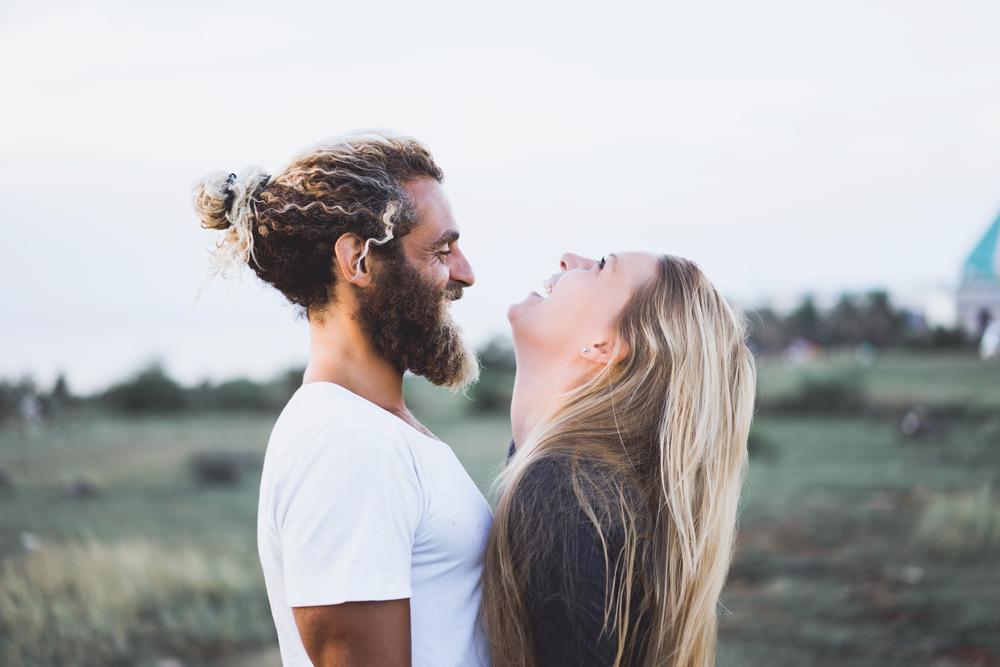 Image de Amour/Couple. En abordant la question délicate de ce que je suis prêt à faire pour la femme que j'aime, je me retrouve plongé dans un océan d'émotions, de réflexions et de souvenirs qui définissent non seulement ma relation actuelle, mais aussi ma vision plus large de l'amour et de l'engagement. Il est difficile de mettre en mots la profondeur des sentiments et la complexité des actions que je suis prêt à entreprendre, mais je vais tenter de partager mon point de vue à travers cette exploration personnelle. Tout d'abord, il est essentiel de reconnaître que l'amour est un concept vaste et multifacette, traversé par des moments de joie, de douleur, de croissance et de sacrifice. En tant qu'individu engagé dans une relation amoureuse, je suis conscient que l'amour va au-delà des simples déclarations verbales ou des gestes superficiels. C'est un engagement profond, une volonté constante d'être là pour l'autre, de partager les hauts et les bas de la vie. Pour la femme que j'aime, je suis prêt à être un pilier, une source de soutien inébranlable. Cela signifie être là dans les moments difficiles, quand la vie prend des tournures inattendues, apportant son lot de défis et d'adversités. Être prêt à affronter ensemble les tempêtes de la vie, à surmonter les épreuves main dans la main, renforce la fondation de notre amour. En parlant de soutien, je suis également prêt à être un auditeur compatissant. Comprendre les préoccupations, les rêves, les peurs et les aspirations de la femme que j'aime devient une priorité. La communication ouverte et sincère est la clé pour construire une relation solide et durable. Être prêt à écouter sans jugement, à partager des idées et des sentiments, contribue à créer un lien émotionnel profond. Dans cette quête de dévouement, je suis également prêt à apprendre et à grandir en tant qu'individu. L'amour n'est pas figé, mais un voyage d'exploration constante de soi et de l'autre. Être prêt à s'adapter, à évoluer en tant que partenaire et à encourager la croissance personnelle de la personne aimée renforce la dynamique de notre relation. Le temps et l'effort investis dans la construction d'une relation significative se traduisent souvent par des gestes concrets. Je suis prêt à faire preuve de créativité pour raviver la flamme de notre amour, que ce soit à travers des petites attentions quotidiennes, des surprises réfléchies ou des aventures spontanées. Ces moments spéciaux sont les pièces maîtresses qui ornent le tableau de notre histoire commune. Cependant, il est important de reconnaître que l'amour ne se mesure pas toujours à l'échelle des gestes extraordinaires. Parfois, la vraie grandeur réside dans les petites choses, comme faire preuve de patience, de compréhension et de compromis. Je suis prêt à reconnaître mes propres erreurs, à m'excuser lorsque c'est nécessaire, et à travailler ensemble pour surmonter les différences inévitables qui peuvent surgir. En ce qui concerne la dimension physique de l'amour, je suis prêt à explorer les profondeurs de l'intimité émotionnelle et physique avec respect et consentement. Une connexion authentique et passionnée joue un rôle crucial dans le maintien de l'intimité dans une relation. Être attentif aux besoins et aux désirs de la femme que j'aime est une priorité, créant ainsi un espace où notre amour peut s'épanouir pleinement. Cependant, il est crucial de souligner que l'amour ne devrait jamais impliquer la perte de soi-même. Je suis prêt à maintenir un équilibre sain entre l'amour que je donne et le respect de ma propre identité. Être dans une relation ne signifie pas effacer sa personnalité, mais plutôt fusionner deux individus uniques pour former une union harmonieuse. En conclusion, la question de ce que je suis prêt à faire pour la femme que j'aime trouve sa réponse dans une combinaison de dévouement, de communication, de soutien, de croissance personnelle et de gestes concrets. Mon engagement envers l'amour va au-delà des frontières du temps et des circonstances, créant ainsi un lien durable basé sur le respect mutuel, la compréhension et la passion. En fin de compte, c'est cet amour profond et authentique qui donne un sens à ma vie et qui illumine le chemin que nous parcourons ensemble.