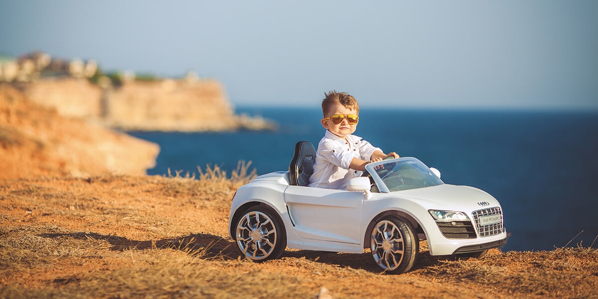 Image de Discussions Voitures. Depuis toujours, les enfants observent avec fascination les voitures élégantes de leurs parents, rêvant du jour où ils pourront ressentir la même excitation au volant. Et pourquoi attendre ? C'est dans cet esprit que nous vous proposons un guide d'achat détaillé des meilleures voitures électriques pour les tout-petits, idéal pour un cadeau de Noël inoubliable. À l'approche des fêtes, offrir une voiture électrique miniature à votre enfant promet des moments de joie inestimables. Berline sophistiquée, robuste 4x4, réplique fidèle de modèles emblématiques, les options abondent. Mais comment choisir le modèle parfait ? Rouge ou bleu, à deux places ou à distance pilotable, notre guide vous éclaire sur les critères essentiels. Riricar et son Buggy 4x4 : Une Aventure Tout-Terrain Assurée ! Riricar, avec son Buggy 4x4, propose une variante de buggy offrant une expérience tout-terrain exceptionnelle. Équipé d'énormes suspensions à ressort à l'avant, ce modèle assure un confort parfait lors des excursions hors route de nos petits aventuriers. La télécommande 2.4Ghz permet aux parents un contrôle total, assurant la sécurité des trajets. Avec ses 4 roues motrices, ce Buggy est conçu pour les aventures les plus audacieuses. Feber Twincle Car : L'Option Budget Sans Compromis sur la Qualité Pour les parents soucieux de leur budget, la Twincle Car de chez Feber offre une voiture électrique abordable sans sacrifier la qualité. Dotée d'une batterie 12V, elle garantit une expérience de conduite agréable, atteignant une vitesse de 3,2 km/h, idéale pour les plus jeunes pilotes. Avec des détails réalistes tels que les phares à l'avant et à l'arrière, cette voiture assure un réalisme captivant. Lalaho Mercedes Benz AMG : Élégance et Sécurité à Petit Prix Lalaho présente une berline électrique de type Mercedes Benz AMG, alliant élégance moderne et détails soignés. Accompagnée d'une télécommande 2.4G, cette voiture offre aux parents un contrôle total, assurant la sécurité des petits conducteurs en herbe. Avec des ceintures de sécurité et un dispositif de démarrage lent, la voiture garantit une conduite divertissante et sûre, recommandée pour les enfants de 3 à 5 ans. Homcom Bentley : Style et Qualité à Prix Accessible Si vous recherchez la meilleure voiture électrique au meilleur rapport qualité-prix, le modèle Homcom inspiré de Bentley est incontournable. Sous licence officielle, cette voiture élégante offre une expérience immersive avec effets sonores et lumineux. La télécommande 2.4G assure un contrôle total, et avec une autonomie d'environ 45 minutes, elle offre un compromis idéal entre qualité et prix pour les enfants de 3 à 5 ans. Face à cette palette de choix, quelle voiture électrique fera briller les yeux de votre enfant sous le sapin de Noël ? Laissez-nous savoir quelle aventure automobile captivera votre petit conducteur en herbe cette saison !