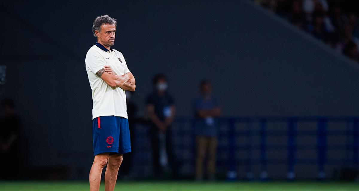 Image de Football. Paris Saint-Germain (PSG) se prépare pour une finale cruciale de la phase de groupes de la Ligue des champions contre le Borussia Dortmund, et le résultat déterminera leur sort dans la compétition. Actuellement, Dortmund mène le groupe avec 10 points, trois de plus que le PSG à la deuxième place. Cependant, une victoire du PSG lors de leur prochain match à l'extérieur pourrait les propulser en tête du groupe en fonction du critère du face-à-face. Le scénario ajoute une intensité supplémentaire au dernier match de groupe, en faisant une situation incontournable pour le PSG s'ils aspirent à sécuriser la première place. L'entraîneur Luis Enrique a exprimé sa satisfaction que le destin du PSG est entre leurs mains. Une victoire contre Dortmund garantirait non seulement leur passage en phase éliminatoire, mais les positionnerait également en tant que leaders du groupe. Les complexités de la dynamique du groupe sont mises en lumière par le fait que tout résultat autre qu'une victoire pourrait potentiellement voir le PSG sortir de la compétition, surtout si Newcastle United et le Milan AC capitalisent sur le moindre faux pas. Newcastle et Milan sont tous deux à cinq points, et un déroulement favorable de leurs matchs respectifs pourrait avoir un impact significatif sur le classement final. Luis Enrique a reconnu les circonstances difficiles mais a souligné l'avantage de contrôler leur destin. Il a déclaré : "C'est une situation compliquée pour tout le monde, mais elle est entre nos mains." Le manager espagnol a reconnu la difficulté des matchs de la Ligue des champions, en particulier à l'extérieur, mais a réaffirmé que cela ne changerait pas l'approche ou les objectifs du PSG. Le groupe, souvent surnommé le "Groupe de la Mort", a été à la hauteur de sa réputation au fur et à mesure de la compétition. Luis Enrique avait toujours affirmé que le dernier jour serait décisif, et ses prédictions se sont avérées exactes. Évoquant la compétition serrée, il a déclaré : "C'est logique car les différences sont si petites." Les enjeux sont indéniablement élevés pour le PSG, mais Luis Enrique trouve du réconfort dans la simplicité de la préparation pour de tels affrontements cruciaux. "Ces matchs sont faciles à certains égards. Vous n'avez pas besoin de motiver les joueurs", a-t-il déclaré. Cependant, il a reconnu la nécessité de trouver un équilibre dans la passion des joueurs et de s'assurer qu'elle ne devienne pas excessive. Alors que la pression monte sur le PSG pour livrer une performance décisive, Luis Enrique reste calme, soulignant que gérer la pression fait partie intégrante de l'association avec de grands clubs. "Si vous ne voulez pas de pression, vous ne devriez pas signer pour de grands clubs en tant que joueur ou entraîneur", a-t-il affirmé. À ses yeux, l'attention et la pression font partie intégrante du métier, et il aborde cela avec une mentalité visant à profiter du spectacle. Alors que le PSG se prépare pour cette rencontre cruciale, le monde du football attend le dénouement du drame, se demandant s'ils pourront orienter leur destin vers le sommet du groupe. La question qui persiste est de savoir si le PSG pourra être à la hauteur de l'occasion et sécuriser une victoire cruciale à Dortmund, ou si les rebondissements du "Groupe de la Mort" réserveront d'autres surprises lors de la dernière journée de la phase de groupes de la Ligue des champions.