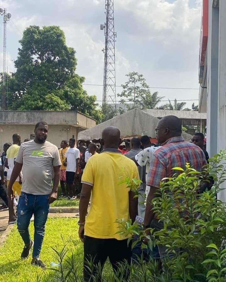 Image de Football. La Coupe d'Afrique des Nations (CAN) se profile à l'horizon, prête à enflammer les cœurs des fans de football dans un mois exactement. Cette compétition de renom, attendue avec impatience par des millions de supporters à travers le continent africain et au-delà, suscite un engouement inégalé. Chacun se prépare avec enthousiasme pour ne rien rater de cet événement sportif majeur. La billetterie de la CAN est désormais ouverte, offrant aux passionnés de football l'opportunité tant attendue d'assister en personne à cette grande fête du sport. Les supporters, avides de vivre l'excitation et l'adrénaline des matchs en direct, se précipitent pour obtenir leurs précieux sésames. Parmi les moyens disponibles pour se procurer ces billets, plusieurs fans ont été observés se rendant à la poste de Yopougon, un quartier animé, dans l'espoir d'acquérir les tickets physiques, matérialisant ainsi leur participation à cet événement historique. Yopougon, situé dans la capitale économique de la Côte d'Ivoire, Abidjan, représente un pôle dynamique où convergent diverses communautés, chacune animée par la passion du football. La scène à la poste de ce quartier éclectique est éloquente : des foules joyeuses et colorées se forment, impatientes de mettre la main sur les précieuses entrées pour assister aux rencontres épiques qui se dérouleront dans différents stades du pays hôte. L'ambiance est électrique et la ferveur des supporters est palpable. Des discussions passionnées fusent entre les fans alors qu'ils partagent leurs pronostics sur les équipes favorites, les joueurs étoiles et les matchs les plus attendus. Chaque billet obtenu est plus qu'un simple papier, c'est une promesse de vivre des moments inoubliables, de vibrer au rythme des exploits sportifs et de soutenir leurs équipes nationales avec un engagement indéfectible. Certains, cependant, préfèrent explorer d'autres moyens pour acquérir leurs billets. Les avancées technologiques offrent la possibilité d'acheter en ligne, simplifiant ainsi le processus d'achat pour ceux qui privilégient la commodité. Les plateformes de vente de billets en ligne voient ainsi une augmentation significative du nombre de transactions, témoignant de l'évolution des habitudes d'achat des supporters modernes. Cependant, l'engouement pour les billets physiques demeure fort. Pour de nombreux fans, la possession d'un ticket tangible revêt une importance sentimentale. Ils voient dans ce bout de papier un souvenir palpable de leur participation à cet événement historique, un artefact symbolique de leur dévouement envers leur équipe nationale et le football africain dans son ensemble. La CAN ne se limite pas seulement à l'achat de billets. Elle incarne également un moment de rassemblement, d'échange culturel et de célébration de la diversité du continent africain. Les supporters se préparent à voyager depuis divers coins du continent pour rejoindre les villes hôtes, créant ainsi une atmosphère cosmopolite où se mêlent traditions, langues et coutumes. En parallèle, les préparatifs s'intensifient dans les stades et les infrastructures connexes. Les autorités locales et les organisateurs redoublent d'efforts pour garantir le bon déroulement de cet événement d'envergure internationale. La sécurité, l'accueil des spectateurs, la logistique des équipes et des médias, ainsi que la mise en place des fan zones sont au cœur des préoccupations pour offrir une expérience mémorable à tous les participants. La CAN, au-delà de l'aspect purement sportif, représente une opportunité de rayonnement pour la Côte d'Ivoire et l'Afrique dans son ensemble. Elle offre une plateforme médiatique mondiale, mettant en lumière les richesses culturelles et sportives du continent. C'est une vitrine où la passion du football se mêle à la diversité culturelle, contribuant à renforcer les liens entre les nations et à promouvoir l'unité africaine. Dans l'effervescence générale, chaque jour qui rapproche de l'ouverture de la compétition est empreint d'une anticipation grandissante. Les supporters, qu'ils soient présents physiquement dans les stades ou qu'ils suivent les matchs depuis leurs écrans, se préparent à vivre une expérience hors du commun, portée par la magie et l'émotion du football africain à son apogée.