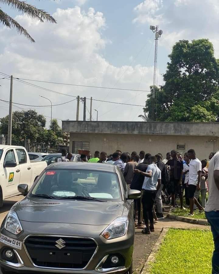 Deuxième Image de Football. La Coupe d'Afrique des Nations (CAN) se profile à l'horizon, prête à enflammer les cœurs des fans de football dans un mois exactement. Cette compétition de renom, attendue avec impatience par des millions de supporters à travers le continent africain et au-delà, suscite un engouement inégalé. Chacun se prépare avec enthousiasme pour ne rien rater de cet événement sportif majeur. La billetterie de la CAN est désormais ouverte, offrant aux passionnés de football l'opportunité tant attendue d'assister en personne à cette grande fête du sport. Les supporters, avides de vivre l'excitation et l'adrénaline des matchs en direct, se précipitent pour obtenir leurs précieux sésames. Parmi les moyens disponibles pour se procurer ces billets, plusieurs fans ont été observés se rendant à la poste de Yopougon, un quartier animé, dans l'espoir d'acquérir les tickets physiques, matérialisant ainsi leur participation à cet événement historique. Yopougon, situé dans la capitale économique de la Côte d'Ivoire, Abidjan, représente un pôle dynamique où convergent diverses communautés, chacune animée par la passion du football. La scène à la poste de ce quartier éclectique est éloquente : des foules joyeuses et colorées se forment, impatientes de mettre la main sur les précieuses entrées pour assister aux rencontres épiques qui se dérouleront dans différents stades du pays hôte. L'ambiance est électrique et la ferveur des supporters est palpable. Des discussions passionnées fusent entre les fans alors qu'ils partagent leurs pronostics sur les équipes favorites, les joueurs étoiles et les matchs les plus attendus. Chaque billet obtenu est plus qu'un simple papier, c'est une promesse de vivre des moments inoubliables, de vibrer au rythme des exploits sportifs et de soutenir leurs équipes nationales avec un engagement indéfectible. Certains, cependant, préfèrent explorer d'autres moyens pour acquérir leurs billets. Les avancées technologiques offrent la possibilité d'acheter en ligne, simplifiant ainsi le processus d'achat pour ceux qui privilégient la commodité. Les plateformes de vente de billets en ligne voient ainsi une augmentation significative du nombre de transactions, témoignant de l'évolution des habitudes d'achat des supporters modernes. Cependant, l'engouement pour les billets physiques demeure fort. Pour de nombreux fans, la possession d'un ticket tangible revêt une importance sentimentale. Ils voient dans ce bout de papier un souvenir palpable de leur participation à cet événement historique, un artefact symbolique de leur dévouement envers leur équipe nationale et le football africain dans son ensemble. La CAN ne se limite pas seulement à l'achat de billets. Elle incarne également un moment de rassemblement, d'échange culturel et de célébration de la diversité du continent africain. Les supporters se préparent à voyager depuis divers coins du continent pour rejoindre les villes hôtes, créant ainsi une atmosphère cosmopolite où se mêlent traditions, langues et coutumes. En parallèle, les préparatifs s'intensifient dans les stades et les infrastructures connexes. Les autorités locales et les organisateurs redoublent d'efforts pour garantir le bon déroulement de cet événement d'envergure internationale. La sécurité, l'accueil des spectateurs, la logistique des équipes et des médias, ainsi que la mise en place des fan zones sont au cœur des préoccupations pour offrir une expérience mémorable à tous les participants. La CAN, au-delà de l'aspect purement sportif, représente une opportunité de rayonnement pour la Côte d'Ivoire et l'Afrique dans son ensemble. Elle offre une plateforme médiatique mondiale, mettant en lumière les richesses culturelles et sportives du continent. C'est une vitrine où la passion du football se mêle à la diversité culturelle, contribuant à renforcer les liens entre les nations et à promouvoir l'unité africaine. Dans l'effervescence générale, chaque jour qui rapproche de l'ouverture de la compétition est empreint d'une anticipation grandissante. Les supporters, qu'ils soient présents physiquement dans les stades ou qu'ils suivent les matchs depuis leurs écrans, se préparent à vivre une expérience hors du commun, portée par la magie et l'émotion du football africain à son apogée.