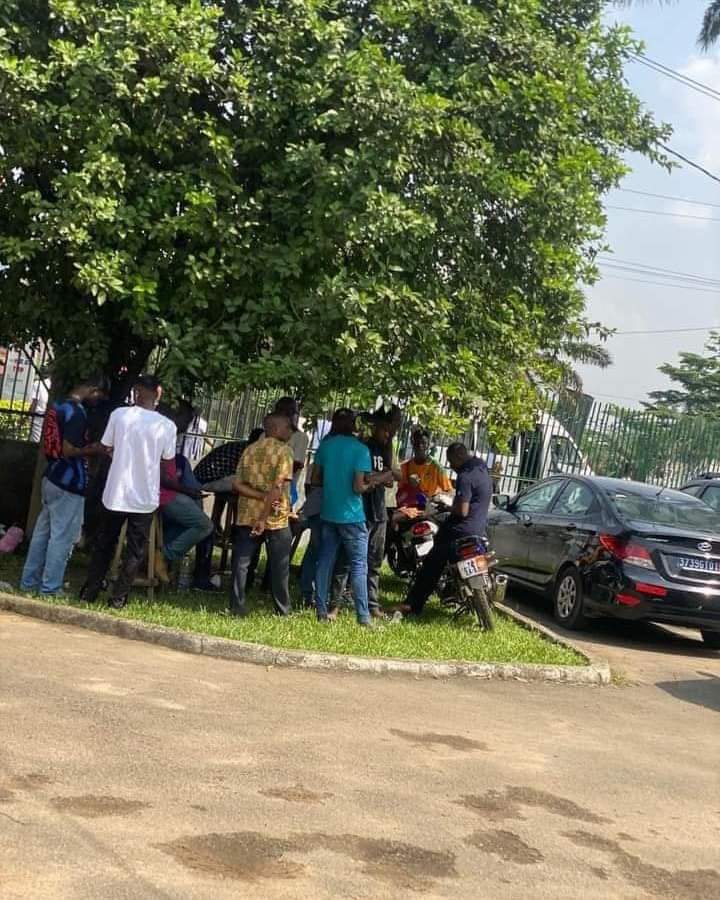 Troisième Image de Football. La Coupe d'Afrique des Nations (CAN) se profile à l'horizon, prête à enflammer les cœurs des fans de football dans un mois exactement. Cette compétition de renom, attendue avec impatience par des millions de supporters à travers le continent africain et au-delà, suscite un engouement inégalé. Chacun se prépare avec enthousiasme pour ne rien rater de cet événement sportif majeur. La billetterie de la CAN est désormais ouverte, offrant aux passionnés de football l'opportunité tant attendue d'assister en personne à cette grande fête du sport. Les supporters, avides de vivre l'excitation et l'adrénaline des matchs en direct, se précipitent pour obtenir leurs précieux sésames. Parmi les moyens disponibles pour se procurer ces billets, plusieurs fans ont été observés se rendant à la poste de Yopougon, un quartier animé, dans l'espoir d'acquérir les tickets physiques, matérialisant ainsi leur participation à cet événement historique. Yopougon, situé dans la capitale économique de la Côte d'Ivoire, Abidjan, représente un pôle dynamique où convergent diverses communautés, chacune animée par la passion du football. La scène à la poste de ce quartier éclectique est éloquente : des foules joyeuses et colorées se forment, impatientes de mettre la main sur les précieuses entrées pour assister aux rencontres épiques qui se dérouleront dans différents stades du pays hôte. L'ambiance est électrique et la ferveur des supporters est palpable. Des discussions passionnées fusent entre les fans alors qu'ils partagent leurs pronostics sur les équipes favorites, les joueurs étoiles et les matchs les plus attendus. Chaque billet obtenu est plus qu'un simple papier, c'est une promesse de vivre des moments inoubliables, de vibrer au rythme des exploits sportifs et de soutenir leurs équipes nationales avec un engagement indéfectible. Certains, cependant, préfèrent explorer d'autres moyens pour acquérir leurs billets. Les avancées technologiques offrent la possibilité d'acheter en ligne, simplifiant ainsi le processus d'achat pour ceux qui privilégient la commodité. Les plateformes de vente de billets en ligne voient ainsi une augmentation significative du nombre de transactions, témoignant de l'évolution des habitudes d'achat des supporters modernes. Cependant, l'engouement pour les billets physiques demeure fort. Pour de nombreux fans, la possession d'un ticket tangible revêt une importance sentimentale. Ils voient dans ce bout de papier un souvenir palpable de leur participation à cet événement historique, un artefact symbolique de leur dévouement envers leur équipe nationale et le football africain dans son ensemble. La CAN ne se limite pas seulement à l'achat de billets. Elle incarne également un moment de rassemblement, d'échange culturel et de célébration de la diversité du continent africain. Les supporters se préparent à voyager depuis divers coins du continent pour rejoindre les villes hôtes, créant ainsi une atmosphère cosmopolite où se mêlent traditions, langues et coutumes. En parallèle, les préparatifs s'intensifient dans les stades et les infrastructures connexes. Les autorités locales et les organisateurs redoublent d'efforts pour garantir le bon déroulement de cet événement d'envergure internationale. La sécurité, l'accueil des spectateurs, la logistique des équipes et des médias, ainsi que la mise en place des fan zones sont au cœur des préoccupations pour offrir une expérience mémorable à tous les participants. La CAN, au-delà de l'aspect purement sportif, représente une opportunité de rayonnement pour la Côte d'Ivoire et l'Afrique dans son ensemble. Elle offre une plateforme médiatique mondiale, mettant en lumière les richesses culturelles et sportives du continent. C'est une vitrine où la passion du football se mêle à la diversité culturelle, contribuant à renforcer les liens entre les nations et à promouvoir l'unité africaine. Dans l'effervescence générale, chaque jour qui rapproche de l'ouverture de la compétition est empreint d'une anticipation grandissante. Les supporters, qu'ils soient présents physiquement dans les stades ou qu'ils suivent les matchs depuis leurs écrans, se préparent à vivre une expérience hors du commun, portée par la magie et l'émotion du football africain à son apogée.