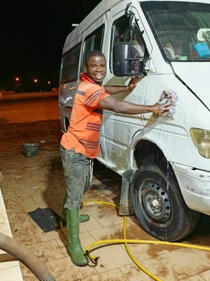 Image de Célébrités. L'histoire de Dougoutigui, qui a partagé une photo de lui en train de travailler dans un lavage auto, a suscité une réaction en ligne d'une ampleur inattendue. Initialement, son post était un simple partage de sa nouvelle entreprise, mais cela a déclenché une vague d'encouragements de la part de plusieurs personnes. Cependant, cette notoriété digitale a également attiré des moqueries et des commentaires négatifs, ce qui a pu affecter Dougoutigui malgré son enthousiasme initial. C'est alors que Hassan Hayek, touché par l'histoire et l'attitude positive de Dougoutigui malgré les critiques, a décidé d'intervenir. Hassan, entrepreneur bien établi dans le domaine de l'équipement automobile, a été ému par la détermination et la volonté de réussir de Dougoutigui. Il a ressenti le besoin de contribuer à cet élan de soutien en offrant à Dougoutigui un équipement de lavage auto de qualité professionnelle, lui permettant ainsi de développer et d'améliorer son entreprise naissante. Cette générosité a rapidement fait le tour des réseaux sociaux, suscitant une vague de positivité et d'admiration pour l'acte altruiste de Hassan. Les commentaires et les messages d'encouragement pour Dougoutigui ont continué à affluer, mais cette fois-ci, l'accent était mis sur la bienveillance et l'inspiration que cet événement avait engendrées. La nouvelle de ce geste généreux a non seulement touché les personnes présentes sur les réseaux sociaux, mais elle a également été reprise par les médias locaux et nationaux. Les journaux, les sites d'actualités et même certaines émissions de télévision ont partagé l'histoire inspirante de Dougoutigui et de la générosité de Hassan. Suite à cette exposition médiatique, de nombreuses entreprises locales ont exprimé leur volonté de soutenir Dougoutigui dans sa nouvelle entreprise. Des offres de partenariat, de conseils en gestion d'entreprise et même des formations professionnelles lui ont été proposées. Cet élan de solidarité a créé un véritable réseau de soutien autour de Dougoutigui, lui offrant des opportunités pour développer ses compétences et faire prospérer son entreprise. La communauté en ligne s'est mobilisée pour faire connaître les services de Dougoutigui. Des campagnes de partage et de recommandations ont circulé sur les réseaux sociaux, incitant les habitants locaux à soutenir l'entreprise de Dougoutigui pour leurs besoins en lavage auto. De nombreux clients ont afflué vers son entreprise, touchés par son histoire et désireux de soutenir un entrepreneur déterminé. Dougoutigui, quant à lui, a été profondément touché par la réaction incroyable de soutien et de solidarité qu'il a reçue. Il a exprimé sa gratitude envers Hassan et tous ceux qui ont contribué à l'aider dans son parcours entrepreneurial. Cette expérience a renforcé sa détermination à réussir et à redonner à la communauté qui l'a soutenu. Au fil du temps, l'histoire de Dougoutigui est devenue un exemple inspirant de la façon dont la gentillesse, la générosité et le soutien peuvent transformer la vie d'une personne et propulser une entreprise vers le succès. Son histoire continue d'inspirer d'autres personnes à poursuivre leurs rêves malgré les obstacles, tout en rappelant à chacun l'importance de la solidarité et de l'empathie au sein d'une société.