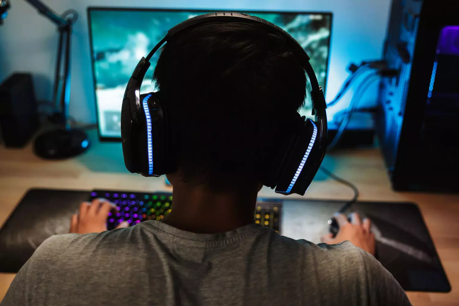 Image de Smartphones/Tablettes. Lorsque le monde du gaming rencontre la liberté du sans fil, les casques gamer sans fil deviennent des alliés incontournables pour les passionnés. Si ces dispositifs sont principalement associés aux ordinateurs, leur polyvalence s'étend bien au-delà. Dans ce guide exhaustif, nous plongeons dans l'univers captivant des casques gamer sans fil, explorant leur compatibilité avec les consoles de jeu, les étapes d'installation et bien plus encore. Polyvalence des Casques Gamer Sans Fil : PC vs Consoles Bien que la plupart des casques gamer sans fil soient initialement conçus pour les ordinateurs, leur adaptabilité aux consoles de jeu est une caractéristique de plus en plus courante. La question cruciale qui se pose souvent est de savoir si un casque spécifique est destiné aux consoles PlayStation, Xbox, ou s'il offre une compatibilité universelle. Dans la plupart des cas, cette adaptabilité se réalise via un récepteur USB inclus avec le casque. 2. La Connectivité via le Récepteur USB L'utilisation des casques gamer sans fil sur les consoles nécessite l'utilisation du récepteur USB fourni. Ce petit dispositif agit comme un pont entre le casque et la console. Pour commencer, il vous suffit de connecter ce récepteur à un port USB compatible sur votre console. Que vous soyez un joueur PlayStation ou Xbox, cette étape reste généralement la même. Appairage Initial : La Clé pour une Connexion Réussie Une fois le récepteur USB correctement connecté, la prochaine étape consiste à appairer le casque avec la console. Cela se fait généralement à travers les paramètres audio de la console. Lors de la première connexion, suivez les instructions spécifiques à votre modèle de casque et à votre console pour garantir un appairage réussi. Cette opération est cruciale pour établir une connexion sans fil stable entre le casque et la console. Profiter de l'Expérience Sans Fil sur Console Une fois l'appairage effectué, vous êtes prêt à plonger dans l'univers du gaming sans fil sur votre console préférée. Il vous suffit d'allumer votre casque, à condition que le récepteur USB soit déjà en place. Cette simplicité d'utilisation offre une expérience fluide, vous permettant de vous immerger instantanément dans le son de vos jeux. Casques Dédiés aux Consoles : Une Option à Considérer Bien que la plupart des casques gamer sans fil offrent une compatibilité avec les consoles, certains modèles sont spécifiquement conçus pour une intégration optimale avec les univers PlayStation ou Xbox. Ces casques dédiés peuvent offrir des fonctionnalités exclusives, des réglages spécifiques et une harmonisation parfaite avec l'écosystème de la console visée. Avant d'investir, il peut être judicieux de vérifier si un modèle spécifique est recommandé pour votre console préférée. *Les Avantages du Sans Fil : Liberté et Immersion L'avantage majeur des casques gamer sans fil réside dans la liberté de mouvement qu'ils offrent. Plus de câbles encombrants, vous permettant de vous plonger pleinement dans votre expérience de jeu. Que vous jouiez sur PC, PlayStation, ou Xbox, le sans fil offre une liberté totale, ajoutant une dimension immersive à chaque session de jeu. Astuces pour une Expérience Optimale Pour optimiser votre expérience sans fil sur console, assurez-vous que votre casque et votre console disposent des dernières mises à jour logicielles. Cela garantira une compatibilité maximale et l'accès à toutes les fonctionnalités disponibles. De plus, explorez les paramètres audio de votre console pour personnaliser l'expérience audio selon vos préférences. Avez-vous déjà exploré le monde des casques gamer sans fil sur consoles ? Quels sont vos modèles préférés et quelles fonctionnalités spécifiques appréciez-vous le plus ? Partagez vos expériences et astuces pour maximiser l'immersion sans fil dans l'univers du gaming. La conversation est ouverte, et votre expertise peut guider d'autres passionnés vers une expérience audio sans limites. Qu'attendez-vous de votre prochain casque gamer sans fil sur console ?