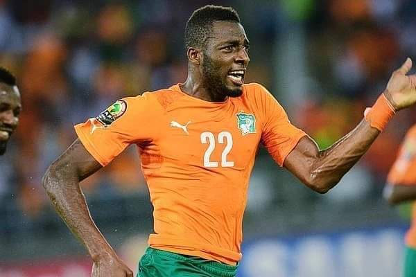 Image de Football. Wilfried Kanon, le défenseur ivoirien révélé lors de la CAN 2015, met fin à sa carrière à 30 ans, discrètement il y a quelques mois. Son passage à Al-Jahra, au Koweït, s'est limité à cause d'un souci cardiaque, l'empêchant presque de jouer. Durant un stage avec ce club, il s'est effondré à l'entraînement. Malgré l'intérêt de grands clubs comme Lille, ayant repéré sa malformation cardiaque, il a préféré arrêter pour prévenir un potentiel drame. La découverte de cette condition cardiaque a été déterminante dans sa décision, mettant ainsi un terme prématuré à une carrière prometteuse entamée après la victoire ivoirienne à la CAN.