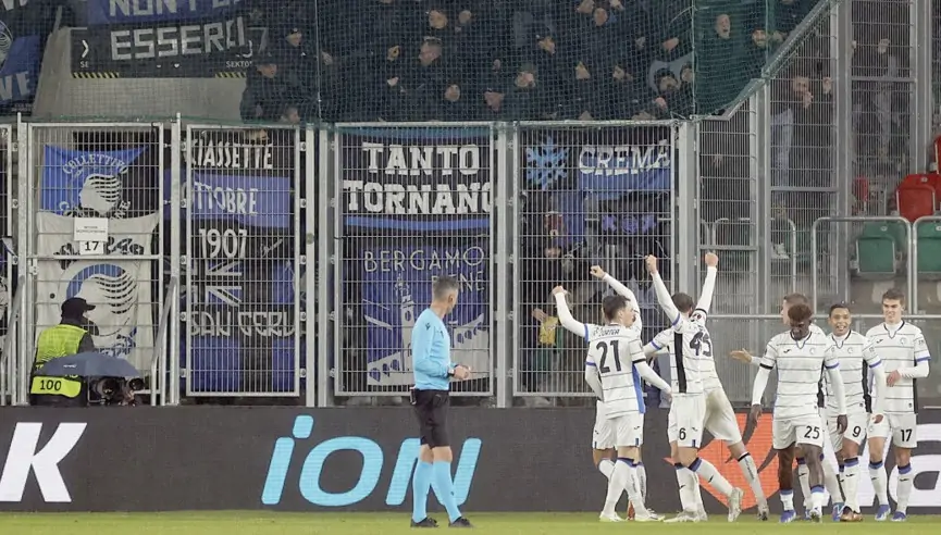 Image de Football. Atalanta a montré sa domination lors de la phase de groupes de la Ligue Europa en assurant une victoire convaincante de 4-0 contre Rakow. Bien que déjà assurée de la première place, Atalanta était déterminée à terminer la phase de groupes sans connaître la défaite. Les absences notables de Kolasinac, Palomino, Toloi, Scamacca, Koopmeiners et Toure ont ouvert la voie aux débuts complets des jeunes talents Bonfanti et Del Lungo. Rakow, cherchant à décrocher la troisième place et une qualification pour la Conférence League, était confronté à un match crucial contre Sturm Graz. La percée est intervenue rapidement à la 14e minute, avec Miranchuk lançant une séquence qui a conduit au but habile de Muriel, démontrant sa finesse en trompant le gardien avec une finition astucieuse au poteau près. Le deuxième but, marqué par un peu de chaos, a vu Bonfanti profiter d'un corner, tapant au milieu d'une mêlée pour marquer son premier départ chez les seniors avec un but. Rakow a manqué une opportunité flagrante alors que Zwolinski n'arrivait pas à convertir une reprise à six yards. Muriel, après son coup de talon spectaculaire contre Milan, a tenté une nouvelle fois la brillance mais a été stoppé par un défenseur et le poteau. Une occasion après la reprise pour Muriel a mal tourné alors qu'il tirait à côté avec seulement le gardien à battre. Miranchuk et Zwolinski ont eu leurs tentatives hors cadre, et Rakow a eu une double chance sur un corner, avec Kovacevic touchant le montant et Carnesecchi réalisant un arrêt crucial sur la tentative de Crnac. Atalanta a accru son avance en contre-attaque, la passe de Holm trouvant Muriel, qui a profité d'un dégagement défensif pour marquer. Malgré plusieurs tentatives de Rakow, y compris une autre parade de Carnesecchi et des têtes manquées, la défense d'Atalanta est restée solide. Les produits de l'académie, dont De Nipoti, ont fait des apparitions, De Ketelaere scellant la victoire avec une frappe en angle dans le coin opposé. Alors que la poussière retombait sur cette performance impressionnante, le parcours d'Atalanta en Ligue Europa se poursuivait. La question demeure : Atalanta peut-elle maintenir cette dynamique lors des phases éliminatoires et avoir un impact profond en compétition européenne ?