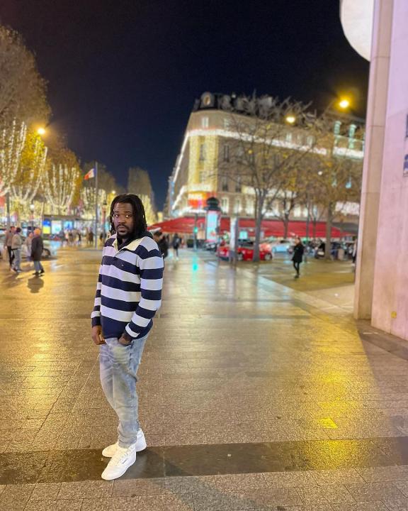 Image de Musique/Radio. Le chanteur ivoirien Shado Chris se dévoile dans une aura de calme et de sérénité dans les rues de Paris. Capturé au cœur de la Ville Lumière, l'artiste transcende l'effervescence urbaine pour se fondre dans un moment contemplatif. Sa présence paisible contraste avec l'agitation citadine, créant une scène où la quiétude devient un art. Envoûté sans doute par la magie de Paris, Shado Chris s'offre un instant intemporel, capturé en un clic. Une photographie qui transcende le tumulte, laissant transparaître la quiétude artistique de l'artiste dans les ruelles parisiennes