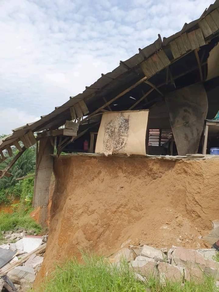 Image de Faits Divers. Le sort précaire du Collège ITES à Abobo Plaque suscite une profonde inquiétude au sein de la communauté éducative et des habitants de la commune. Ce collège privé, autrefois florissant, est désormais confronté à une menace imminente : l'effondrement potentiel de ses bâtiments en raison de leur proximité avec un énorme précipice. Situés au bord d'un gouffre béant, les locaux scolaires sont exposés à un danger imminent. Ce précipice, résultat de l'érosion et des fortes précipitations récurrentes dans la région, s'étend progressivement, transformant la zone en une presqu'île précaire. Ce phénomène naturel, en constante expansion, présente un risque imminent pour l'intégrité structurelle de l'école, menaçant de plonger les salles de classe, les bureaux administratifs et les installations dans un précipice imminent. La situation actuelle met en lumière une série de défis majeurs auxquels sont confrontées les infrastructures éducatives dans cette région. Outre la menace physique imminente pesant sur le collège, la disparition potentielle de cette institution éducative prive des centaines d'étudiants d'un accès à une éducation de qualité. En effet, le Collège ITES a longtemps été un pilier de l'éducation dans la commune d'Abobo, offrant un enseignement de qualité à des générations d'élèves. La détérioration de l'environnement physique du Collège ITES reflète également les problèmes plus larges auxquels la commune d'Abobo est confrontée en matière d'urbanisation et de gestion des ressources naturelles. La formation du précipice est le résultat d'une combinaison de facteurs, y compris une urbanisation non planifiée, une déforestation accrue et des conditions météorologiques extrêmes. Ces facteurs ont conduit à l'érosion des sols et à la formation de structures géologiques instables, mettant en péril non seulement le collège, mais également la sécurité générale des habitants de la commune. Face à cette menace imminente, les autorités locales, les responsables éducatifs et les membres de la communauté se mobilisent pour trouver des solutions urgentes. Des équipes d'experts géologues et d'ingénieurs sont mobilisées pour évaluer la situation et proposer des mesures d'urgence visant à sécuriser le site et à prévenir tout effondrement potentiel. Des mesures immédiates telles que le renforcement des structures existantes, la stabilisation du sol environnant et la mise en place de barrières de protection sont envisagées pour assurer la sécurité des élèves, des enseignants et du personnel administratif. En parallèle, des efforts de sensibilisation sont déployés pour informer la population locale des dangers imminents et pour encourager une approche collaborative visant à atténuer les effets néfastes de l'érosion et à prévenir de futures catastrophes similaires. Des programmes de reboisement et de préservation de l'environnement sont envisagés pour renforcer la stabilité du sol et réduire les risques futurs d'érosion dans la région. Cependant, la résolution de cette crise ne se limite pas à la sécurisation immédiate du Collège ITES. Cela appelle également à une réflexion plus large sur la planification urbaine et la gestion des ressources naturelles dans la commune d'Abobo. Des mesures à long terme, telles que l'élaboration de plans d'urbanisme durables, l'application de réglementations environnementales strictes et l'implication active des communautés locales dans la préservation de leur environnement, sont nécessaires pour prévenir de telles situations à l'avenir. En définitive, la menace imminente qui pèse sur le Collège ITES à Abobo Plaque met en évidence la nécessité urgente d'une action concertée à plusieurs niveaux. La sécurité des étudiants et du personnel scolaire est primordiale, mais cela nécessite également une approche holistique pour remédier aux problèmes sous-jacents d'urbanisation incontrôlée, d'érosion et de gestion environnementale. Seule une action rapide et coordonnée peut permettre de sauvegarder l'éducation des jeunes générations tout en préservant la sécurité et l'intégrité de la commune d'Abobo dans son ensemble.