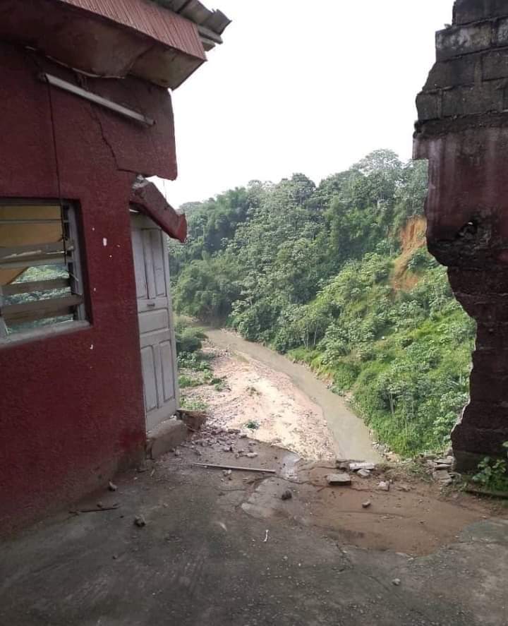 Deuxième Image de Faits Divers. Le sort précaire du Collège ITES à Abobo Plaque suscite une profonde inquiétude au sein de la communauté éducative et des habitants de la commune. Ce collège privé, autrefois florissant, est désormais confronté à une menace imminente : l'effondrement potentiel de ses bâtiments en raison de leur proximité avec un énorme précipice. Situés au bord d'un gouffre béant, les locaux scolaires sont exposés à un danger imminent. Ce précipice, résultat de l'érosion et des fortes précipitations récurrentes dans la région, s'étend progressivement, transformant la zone en une presqu'île précaire. Ce phénomène naturel, en constante expansion, présente un risque imminent pour l'intégrité structurelle de l'école, menaçant de plonger les salles de classe, les bureaux administratifs et les installations dans un précipice imminent. La situation actuelle met en lumière une série de défis majeurs auxquels sont confrontées les infrastructures éducatives dans cette région. Outre la menace physique imminente pesant sur le collège, la disparition potentielle de cette institution éducative prive des centaines d'étudiants d'un accès à une éducation de qualité. En effet, le Collège ITES a longtemps été un pilier de l'éducation dans la commune d'Abobo, offrant un enseignement de qualité à des générations d'élèves. La détérioration de l'environnement physique du Collège ITES reflète également les problèmes plus larges auxquels la commune d'Abobo est confrontée en matière d'urbanisation et de gestion des ressources naturelles. La formation du précipice est le résultat d'une combinaison de facteurs, y compris une urbanisation non planifiée, une déforestation accrue et des conditions météorologiques extrêmes. Ces facteurs ont conduit à l'érosion des sols et à la formation de structures géologiques instables, mettant en péril non seulement le collège, mais également la sécurité générale des habitants de la commune. Face à cette menace imminente, les autorités locales, les responsables éducatifs et les membres de la communauté se mobilisent pour trouver des solutions urgentes. Des équipes d'experts géologues et d'ingénieurs sont mobilisées pour évaluer la situation et proposer des mesures d'urgence visant à sécuriser le site et à prévenir tout effondrement potentiel. Des mesures immédiates telles que le renforcement des structures existantes, la stabilisation du sol environnant et la mise en place de barrières de protection sont envisagées pour assurer la sécurité des élèves, des enseignants et du personnel administratif. En parallèle, des efforts de sensibilisation sont déployés pour informer la population locale des dangers imminents et pour encourager une approche collaborative visant à atténuer les effets néfastes de l'érosion et à prévenir de futures catastrophes similaires. Des programmes de reboisement et de préservation de l'environnement sont envisagés pour renforcer la stabilité du sol et réduire les risques futurs d'érosion dans la région. Cependant, la résolution de cette crise ne se limite pas à la sécurisation immédiate du Collège ITES. Cela appelle également à une réflexion plus large sur la planification urbaine et la gestion des ressources naturelles dans la commune d'Abobo. Des mesures à long terme, telles que l'élaboration de plans d'urbanisme durables, l'application de réglementations environnementales strictes et l'implication active des communautés locales dans la préservation de leur environnement, sont nécessaires pour prévenir de telles situations à l'avenir. En définitive, la menace imminente qui pèse sur le Collège ITES à Abobo Plaque met en évidence la nécessité urgente d'une action concertée à plusieurs niveaux. La sécurité des étudiants et du personnel scolaire est primordiale, mais cela nécessite également une approche holistique pour remédier aux problèmes sous-jacents d'urbanisation incontrôlée, d'érosion et de gestion environnementale. Seule une action rapide et coordonnée peut permettre de sauvegarder l'éducation des jeunes générations tout en préservant la sécurité et l'intégrité de la commune d'Abobo dans son ensemble.