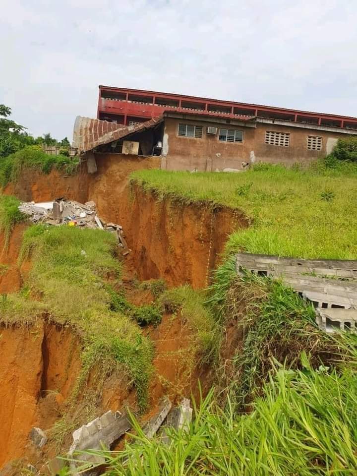 Troisième Image de Faits Divers. Le sort précaire du Collège ITES à Abobo Plaque suscite une profonde inquiétude au sein de la communauté éducative et des habitants de la commune. Ce collège privé, autrefois florissant, est désormais confronté à une menace imminente : l'effondrement potentiel de ses bâtiments en raison de leur proximité avec un énorme précipice. Situés au bord d'un gouffre béant, les locaux scolaires sont exposés à un danger imminent. Ce précipice, résultat de l'érosion et des fortes précipitations récurrentes dans la région, s'étend progressivement, transformant la zone en une presqu'île précaire. Ce phénomène naturel, en constante expansion, présente un risque imminent pour l'intégrité structurelle de l'école, menaçant de plonger les salles de classe, les bureaux administratifs et les installations dans un précipice imminent. La situation actuelle met en lumière une série de défis majeurs auxquels sont confrontées les infrastructures éducatives dans cette région. Outre la menace physique imminente pesant sur le collège, la disparition potentielle de cette institution éducative prive des centaines d'étudiants d'un accès à une éducation de qualité. En effet, le Collège ITES a longtemps été un pilier de l'éducation dans la commune d'Abobo, offrant un enseignement de qualité à des générations d'élèves. La détérioration de l'environnement physique du Collège ITES reflète également les problèmes plus larges auxquels la commune d'Abobo est confrontée en matière d'urbanisation et de gestion des ressources naturelles. La formation du précipice est le résultat d'une combinaison de facteurs, y compris une urbanisation non planifiée, une déforestation accrue et des conditions météorologiques extrêmes. Ces facteurs ont conduit à l'érosion des sols et à la formation de structures géologiques instables, mettant en péril non seulement le collège, mais également la sécurité générale des habitants de la commune. Face à cette menace imminente, les autorités locales, les responsables éducatifs et les membres de la communauté se mobilisent pour trouver des solutions urgentes. Des équipes d'experts géologues et d'ingénieurs sont mobilisées pour évaluer la situation et proposer des mesures d'urgence visant à sécuriser le site et à prévenir tout effondrement potentiel. Des mesures immédiates telles que le renforcement des structures existantes, la stabilisation du sol environnant et la mise en place de barrières de protection sont envisagées pour assurer la sécurité des élèves, des enseignants et du personnel administratif. En parallèle, des efforts de sensibilisation sont déployés pour informer la population locale des dangers imminents et pour encourager une approche collaborative visant à atténuer les effets néfastes de l'érosion et à prévenir de futures catastrophes similaires. Des programmes de reboisement et de préservation de l'environnement sont envisagés pour renforcer la stabilité du sol et réduire les risques futurs d'érosion dans la région. Cependant, la résolution de cette crise ne se limite pas à la sécurisation immédiate du Collège ITES. Cela appelle également à une réflexion plus large sur la planification urbaine et la gestion des ressources naturelles dans la commune d'Abobo. Des mesures à long terme, telles que l'élaboration de plans d'urbanisme durables, l'application de réglementations environnementales strictes et l'implication active des communautés locales dans la préservation de leur environnement, sont nécessaires pour prévenir de telles situations à l'avenir. En définitive, la menace imminente qui pèse sur le Collège ITES à Abobo Plaque met en évidence la nécessité urgente d'une action concertée à plusieurs niveaux. La sécurité des étudiants et du personnel scolaire est primordiale, mais cela nécessite également une approche holistique pour remédier aux problèmes sous-jacents d'urbanisation incontrôlée, d'érosion et de gestion environnementale. Seule une action rapide et coordonnée peut permettre de sauvegarder l'éducation des jeunes générations tout en préservant la sécurité et l'intégrité de la commune d'Abobo dans son ensemble.